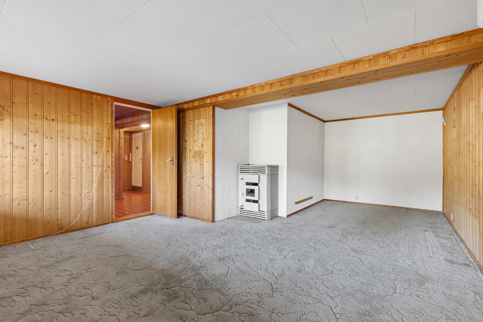 Kjellerstuen har vegger kledd med trepanel og en himlingshøyde på 2,20 meter. Galleribilde