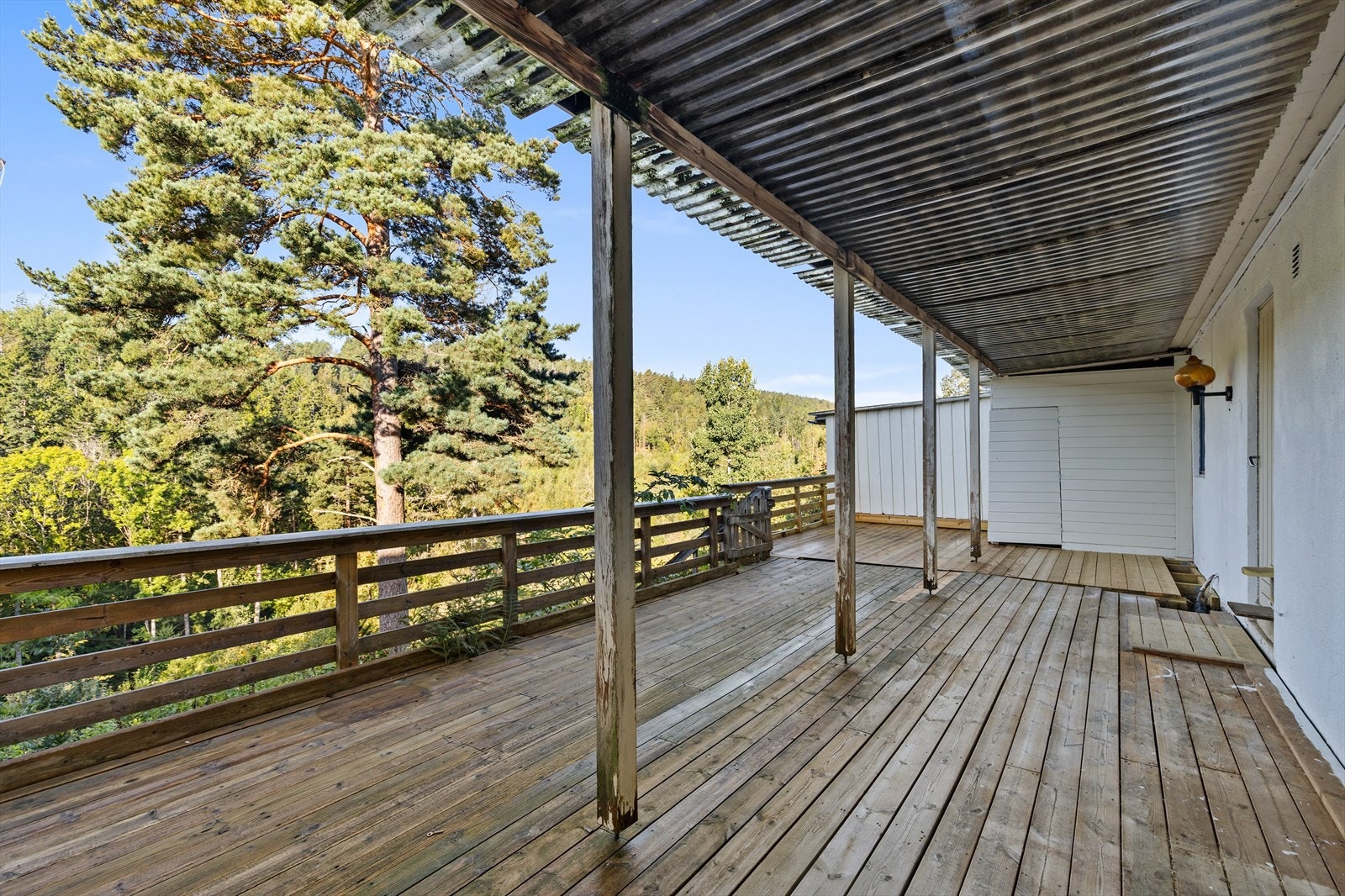 Fra gangen i underetasjen er det adkomst til en overbygget terrasse på ca. 47 m². Galleribilde
