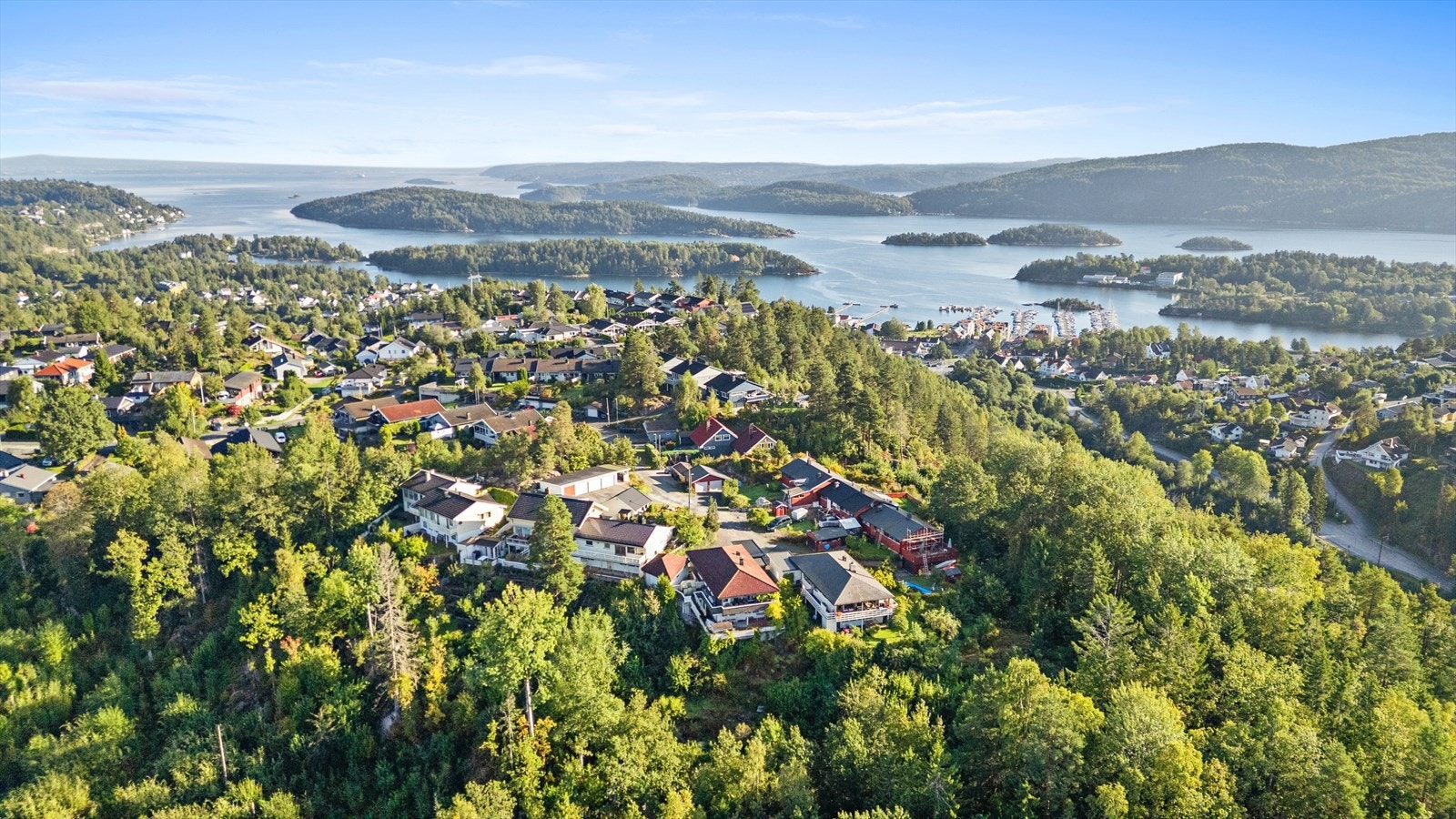 Eiendommen ligger i et rolig og tilbaketrukket nabolag med nærhet til både marka og Oslofjorden. Galleribilde