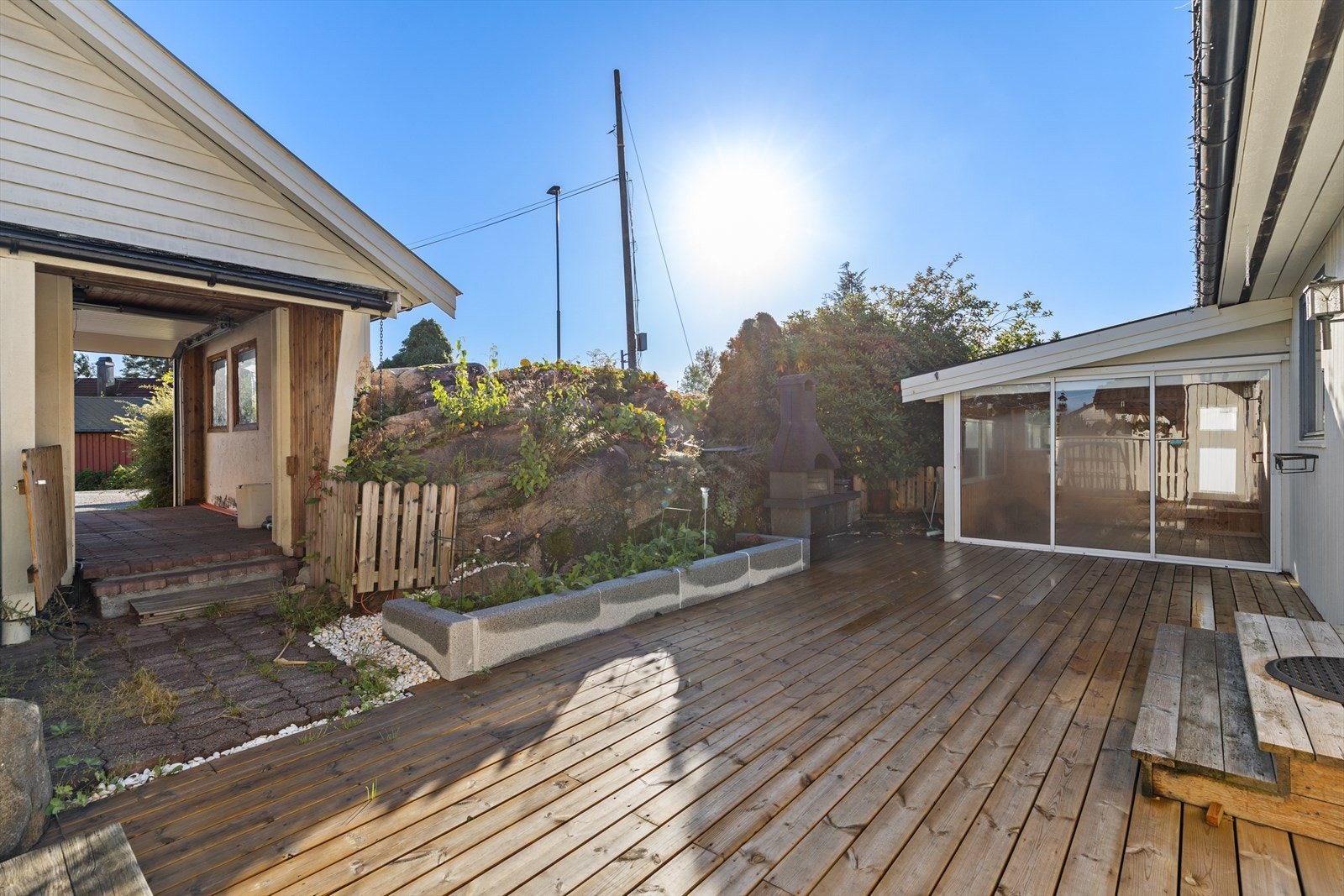 Ved inngangspartiet er det en terrasse på ca. 31 m² og en innglasset hagestue. Galleribilde