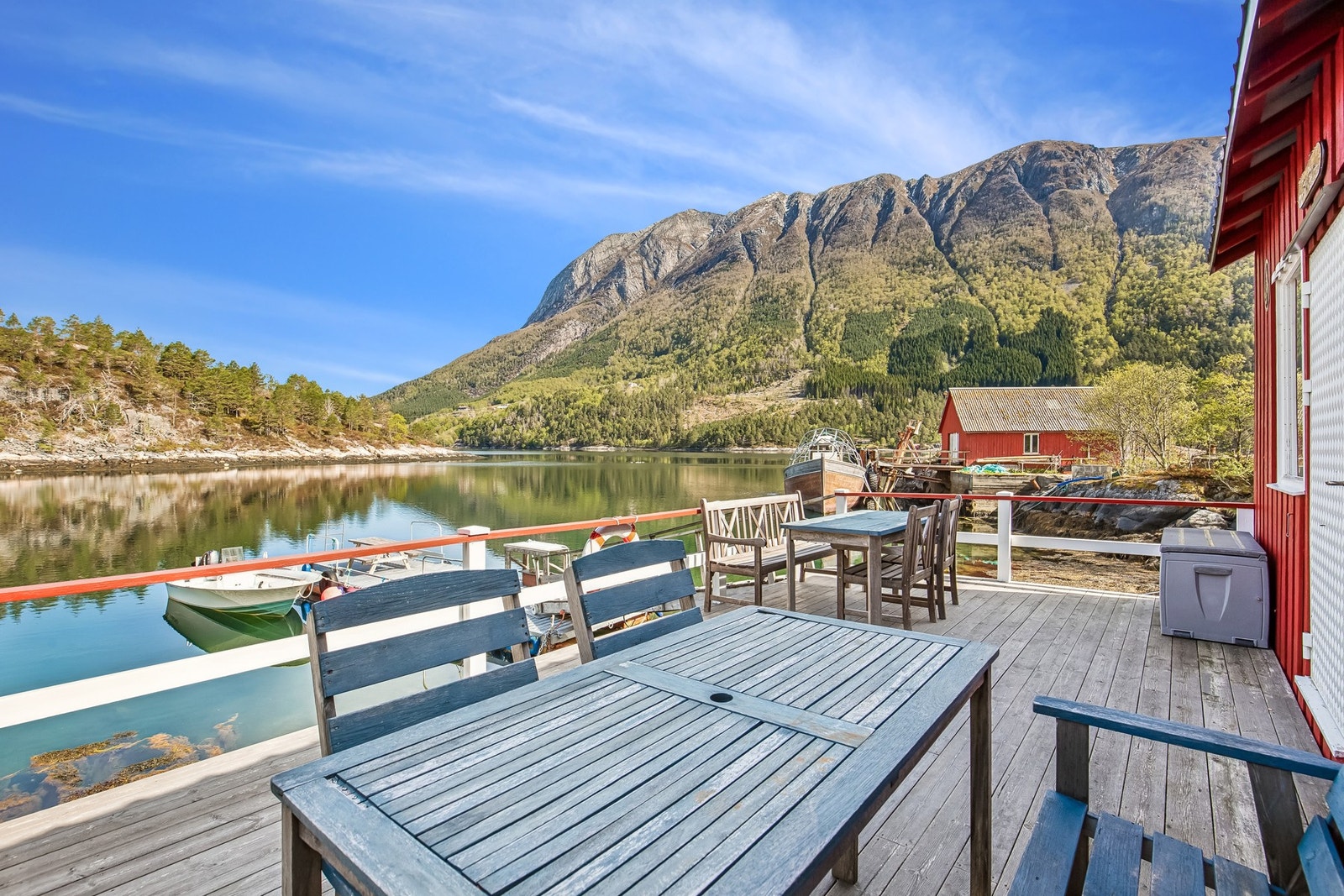 Det er oppført terrasse ved naustet ! Galleribilde