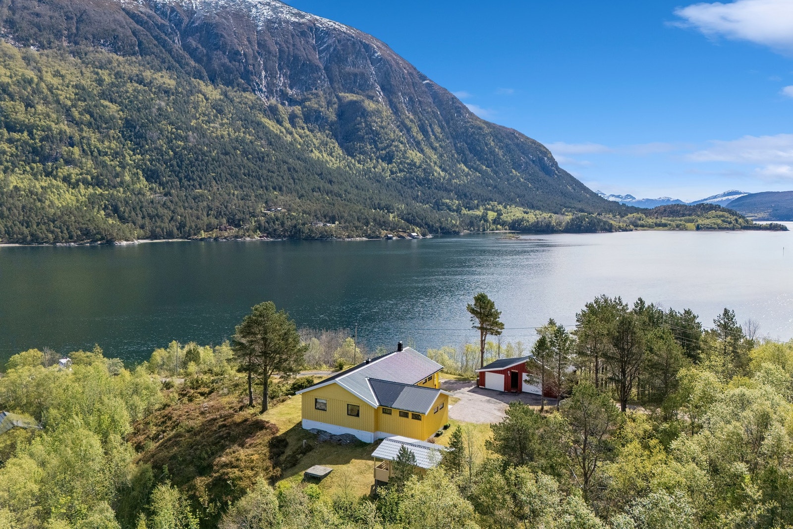 Hytta har en flott beliggenhet rett ved sjøen! Galleribilde