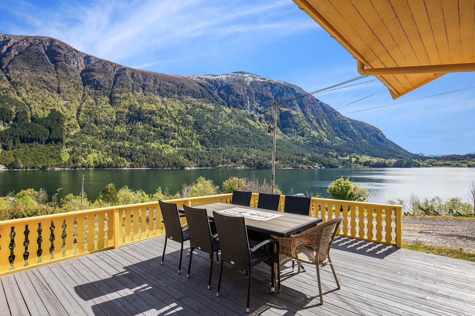 Fra terrassen nyter man den flotte utsikten ! Galleribilde