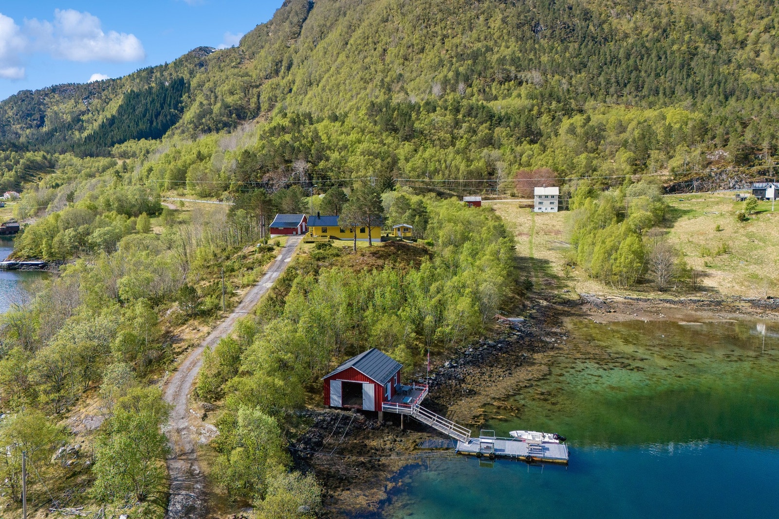 Det medfølger naust og flytebrygge! Alt følger med av båter og utstyr osv! Galleribilde