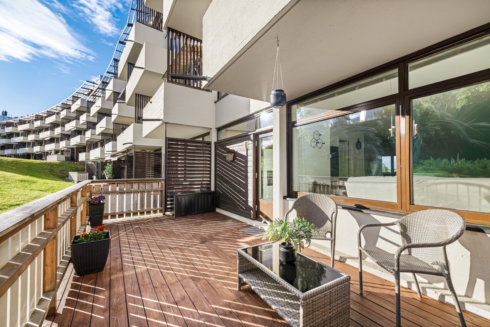 Her kan solen nytes fra midt på dagen og helt frem til sene kvelder i sommerhalvåret, en perfekt plass for både morgenkaffen, grilling og rolige sommerkvelder. Galleribilde