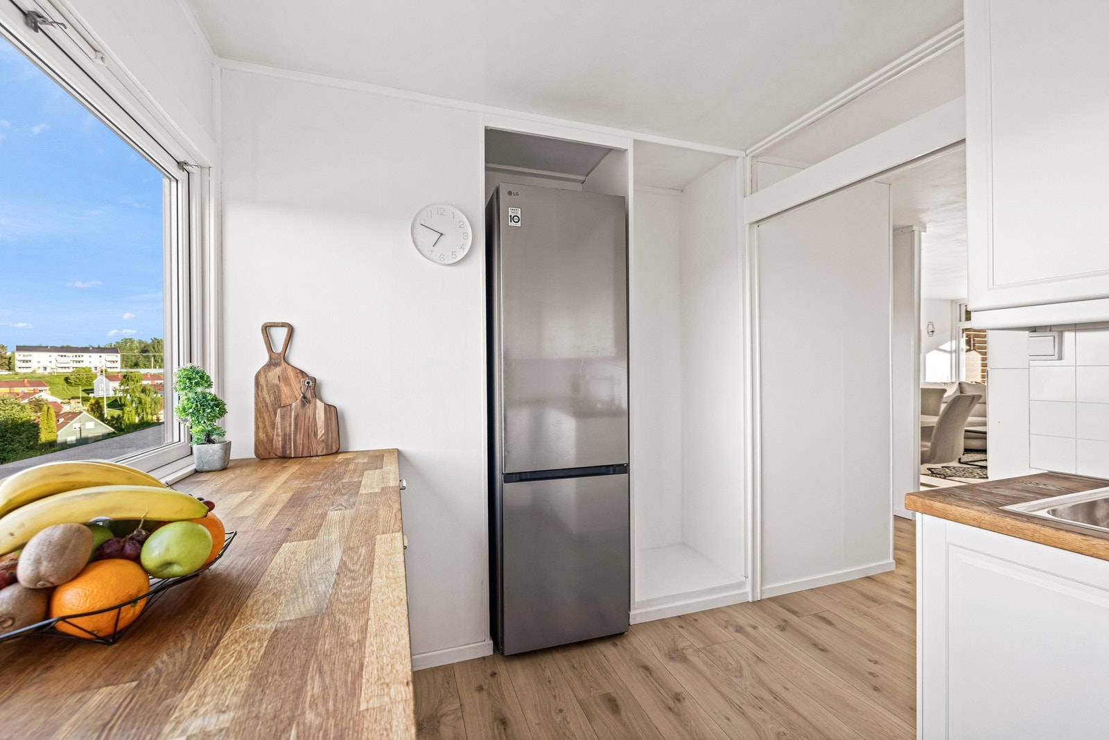 Kjøkkenet har ellers plass til frittstående kjøleskap, samt komfyr og ventilator. Galleribilde