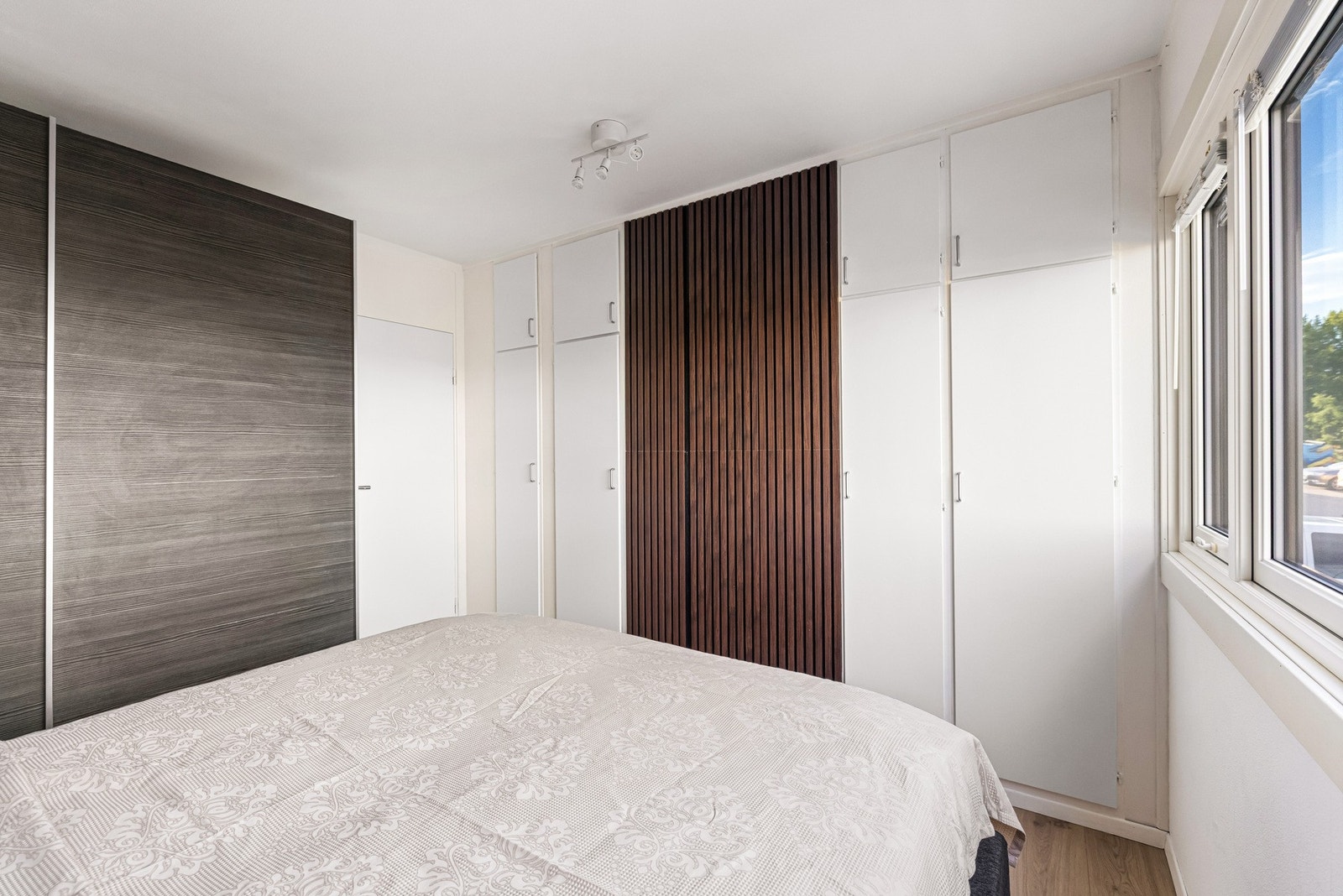 Her er det svært godt med oppbevaringsplass i form av fire plassbygde garderobeskap samt skyvedørsgarderobe, samtidig som rommet har god plass til både dobbeltseng og nattbord. Galleribilde