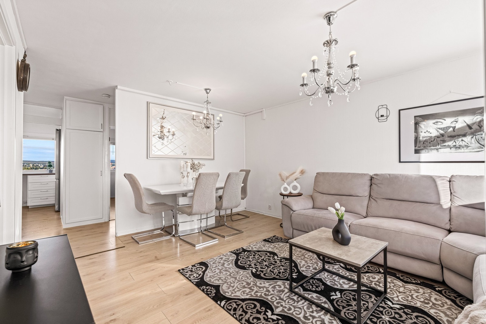 Planløsningen gjør det enkelt å innrede med både en romslig sofagruppe med TV-løsning og et naturlig spiseområde for både hverdag og besøk. Galleribilde