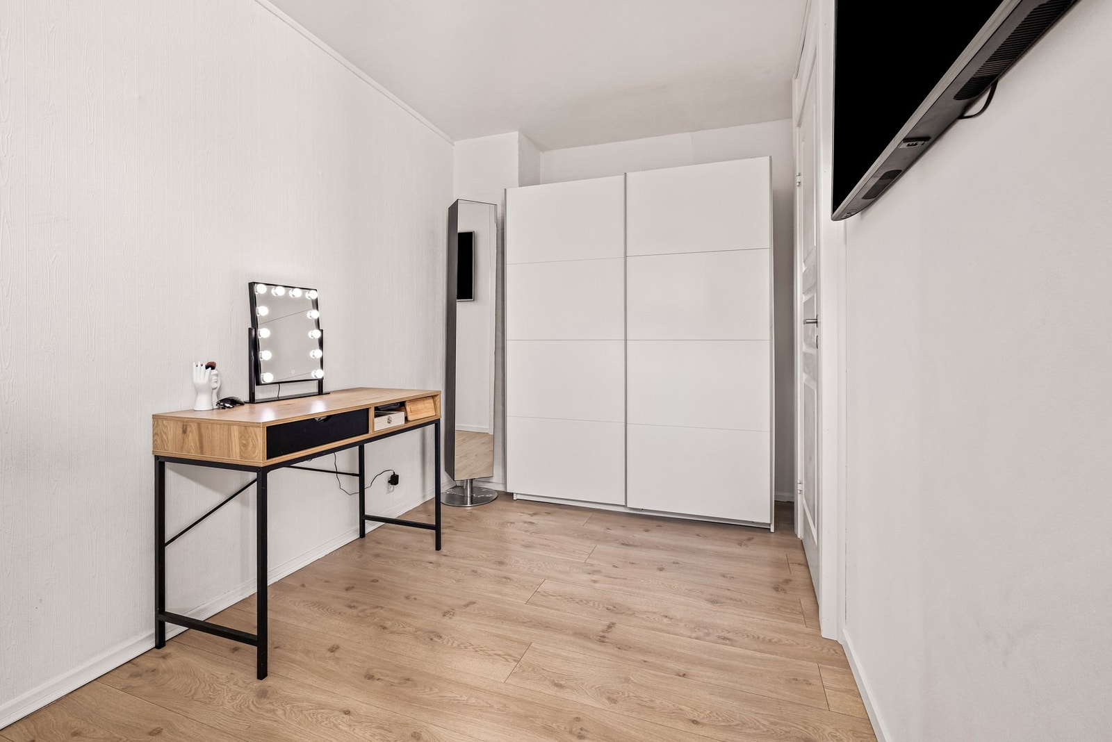 Rommet var opprinnelig en del av stuen og kan enkelt tilbakeføres om man ønsker en større stue. Galleribilde