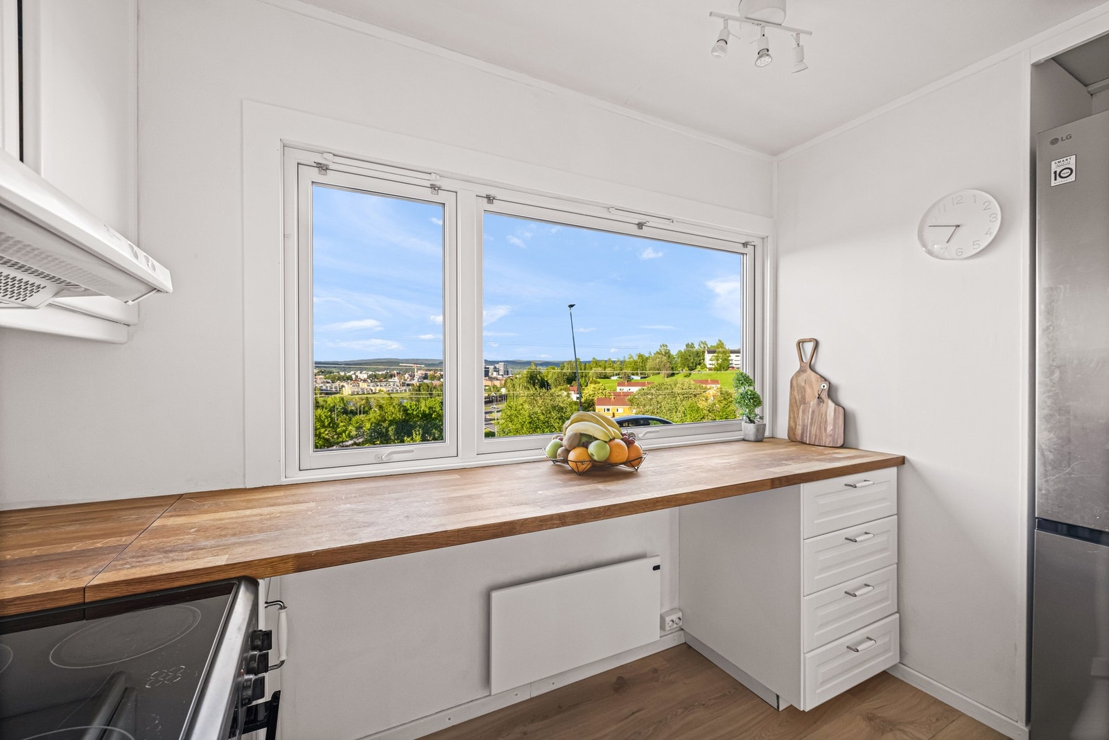 Ved vinduet finner man en koselig barløsning som skaper en naturlig spiseplass med fantastisk utsikt mot Lillestrøm. Galleribilde