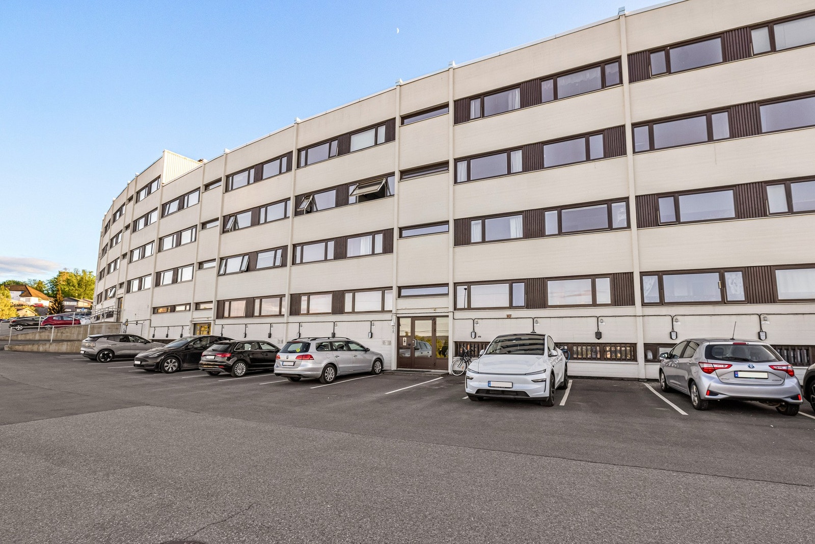 Borettslaget har felles gjesteparkering, samt mulighet for leie av reservert parkeringsplass. Galleribilde
