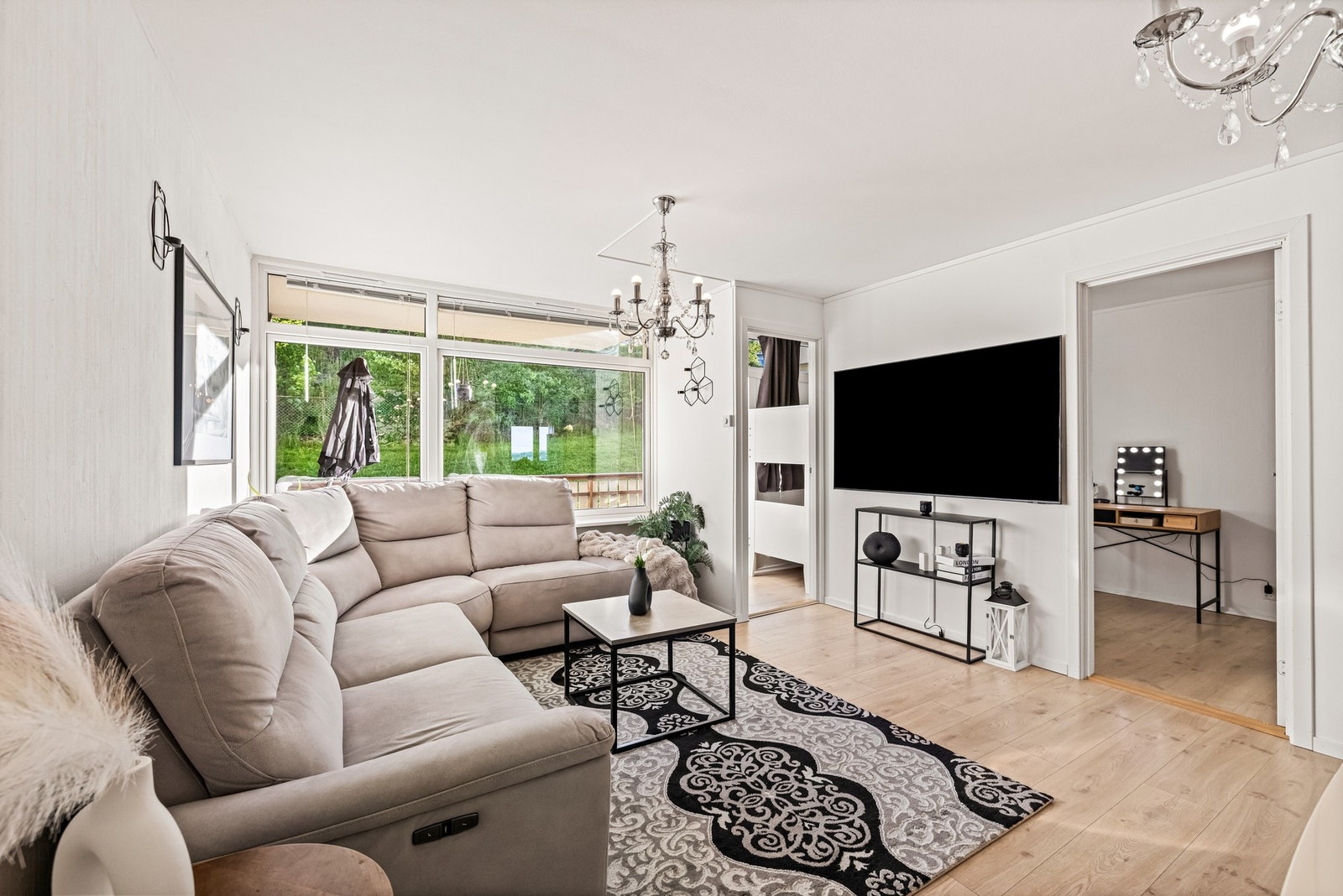 Stuen fremstår som lys, luftig og svært trivelig med hvitmalte vegger og lekker laminat på gulv fra 2014. Galleribilde