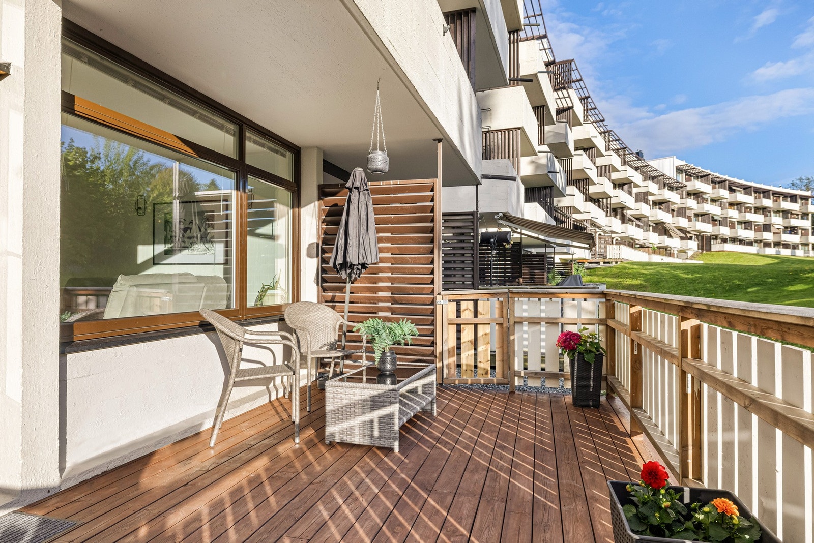 Fra stuen er det utgang til en overbygd markterrasse på ca. 17 m² med svært gode solforhold. Sola står rett på fra tidlig ettermiddag og utover kvelden! Galleribilde