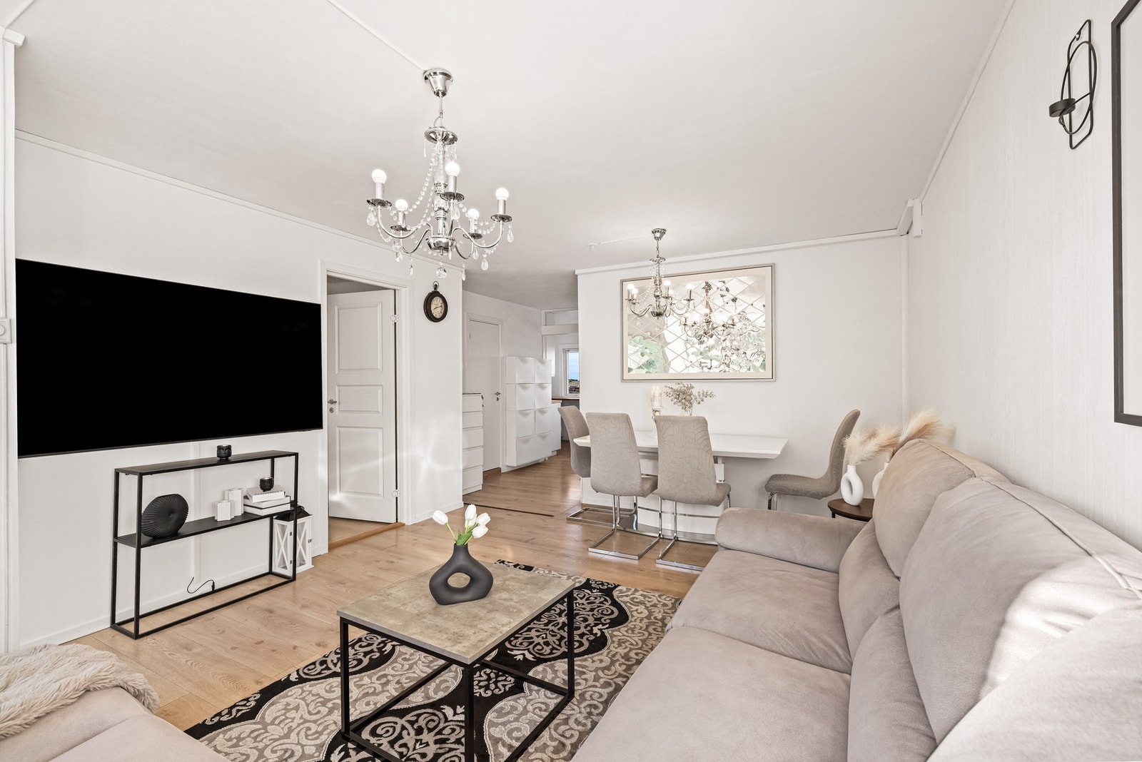 Her ligger alt til rette for hyggelige kvelder med venner og familie, samtidig som rommet oppleves lunt og hjemmekoselig. Galleribilde