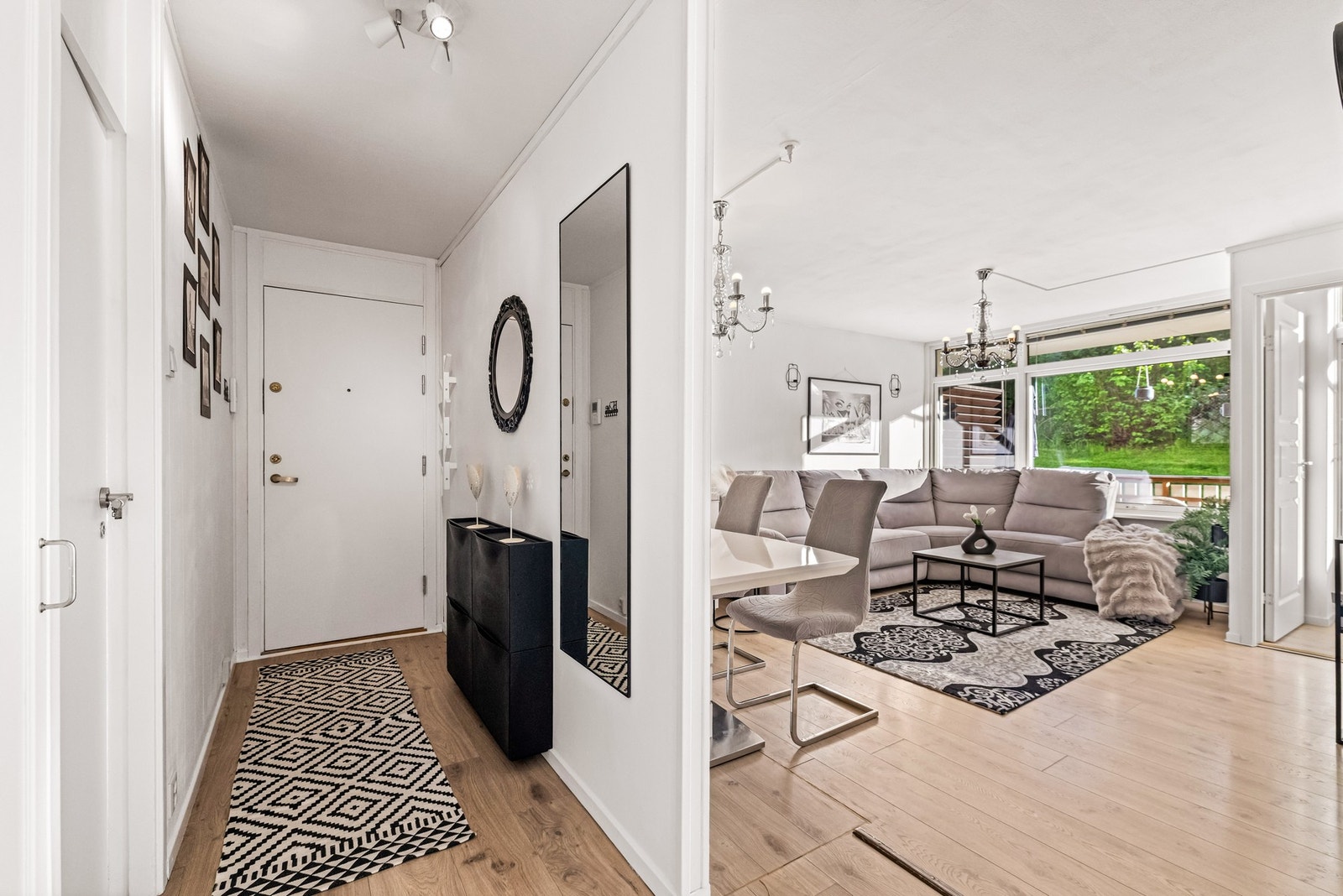 Velkommen inn til en praktisk og innbydende entré med god plass til å lande etter en lang dag. Galleribilde