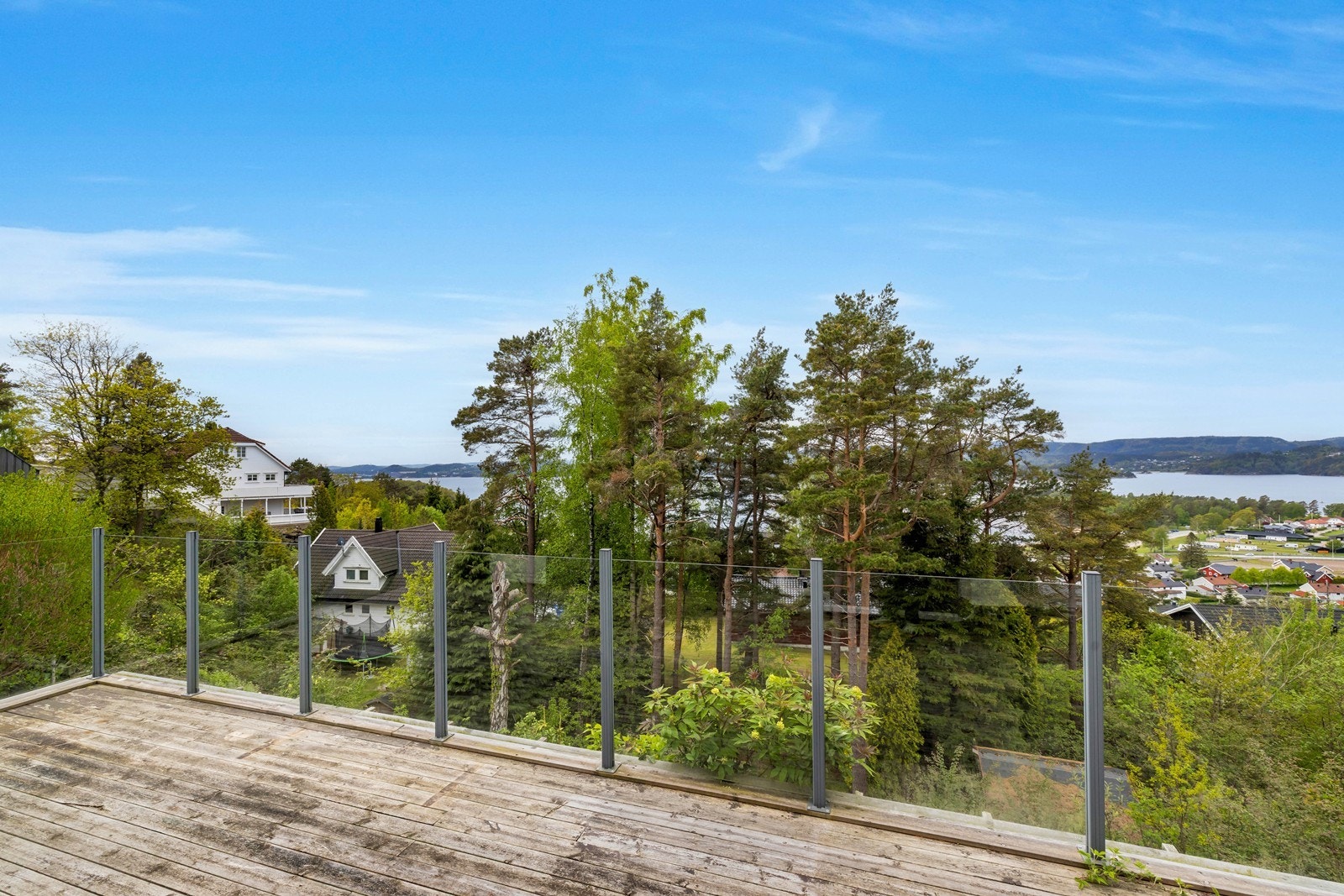 Flott utsikt fra veranda med utgang fra stue. Rikelig med sol. Galleribilde