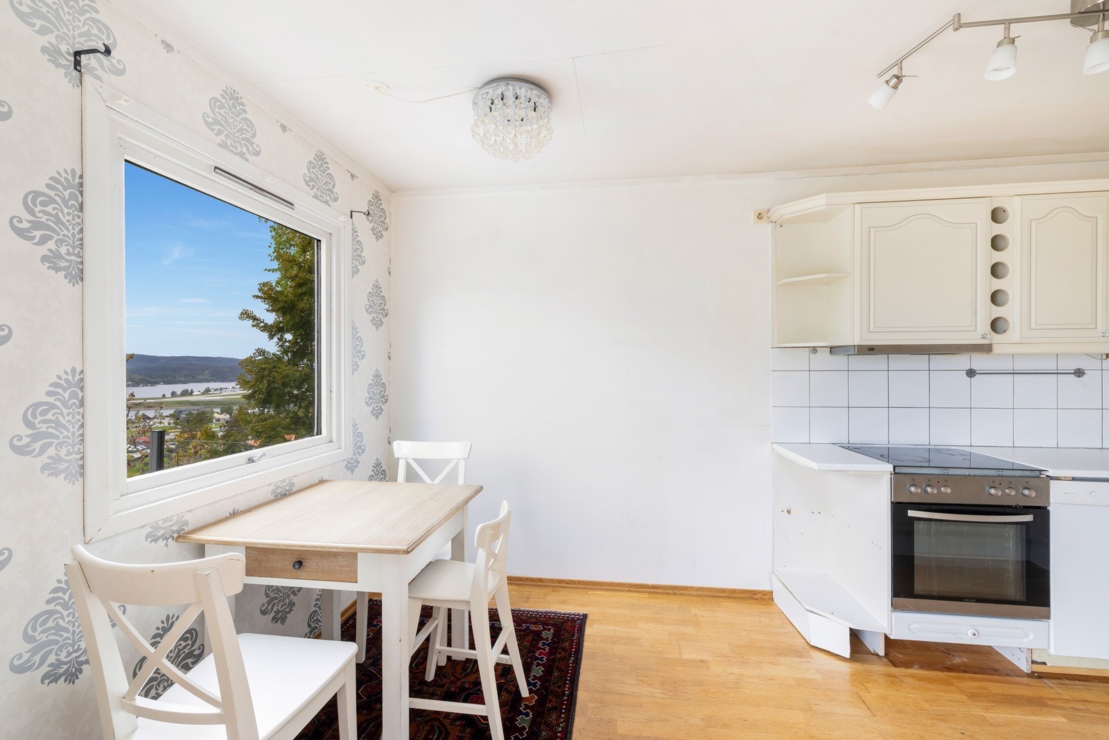 Plass til spisebord på kjøkken. Galleribilde