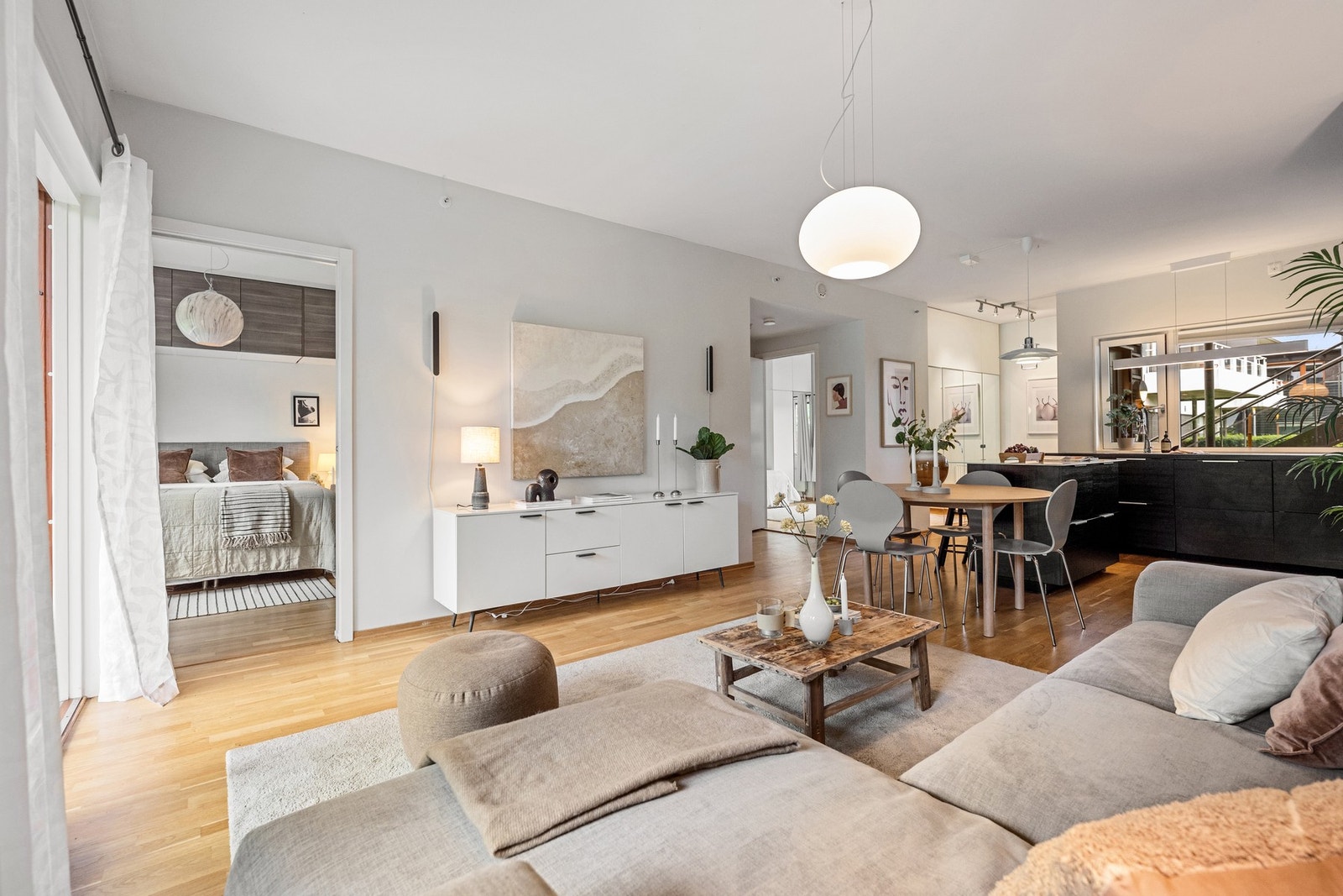 Fra stuen har man inngang til hovedsoverom Galleribilde