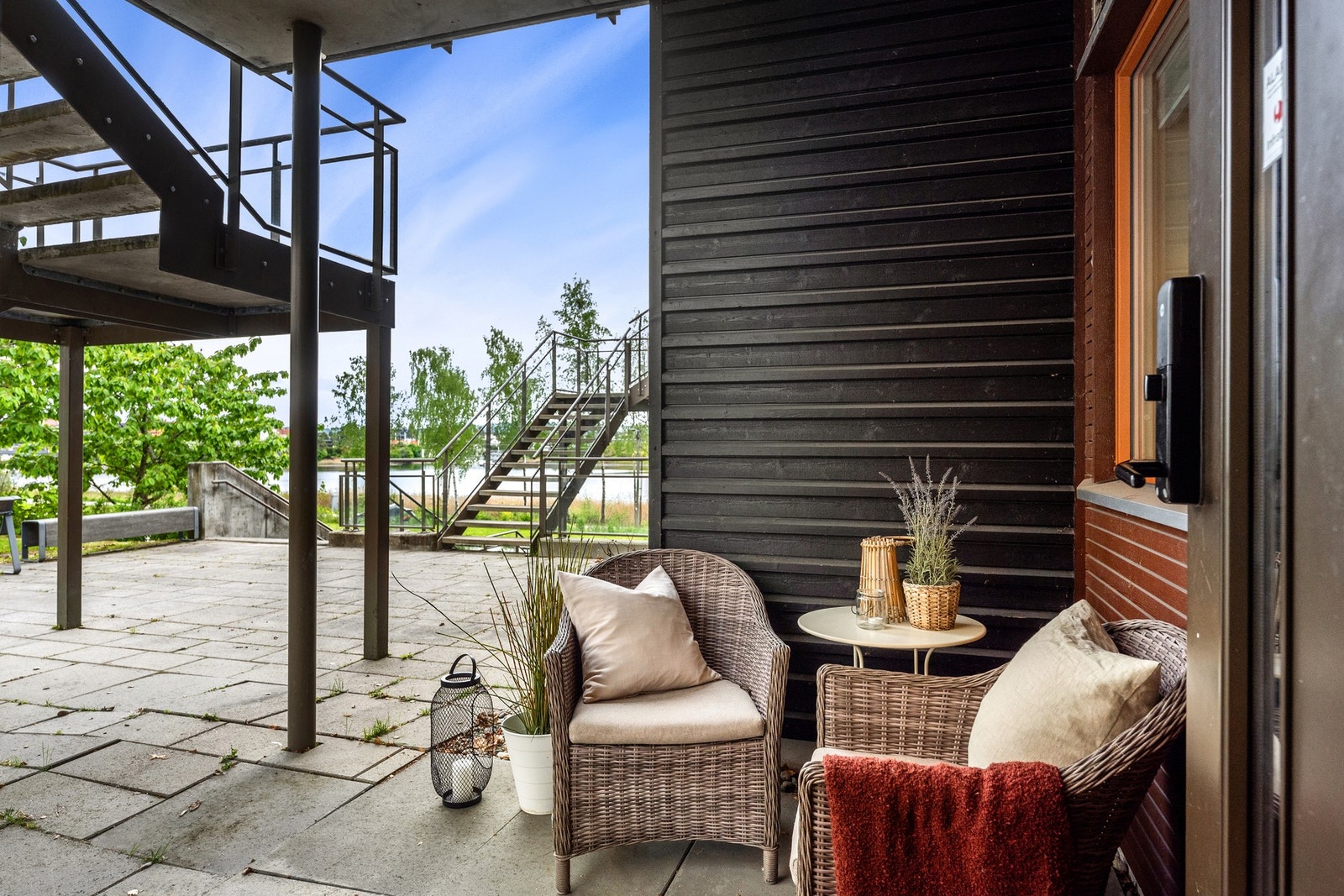 Ved inngangspartiet er det anlagt hyggelig velkomstterrasse på ca. 8 m² Galleribilde