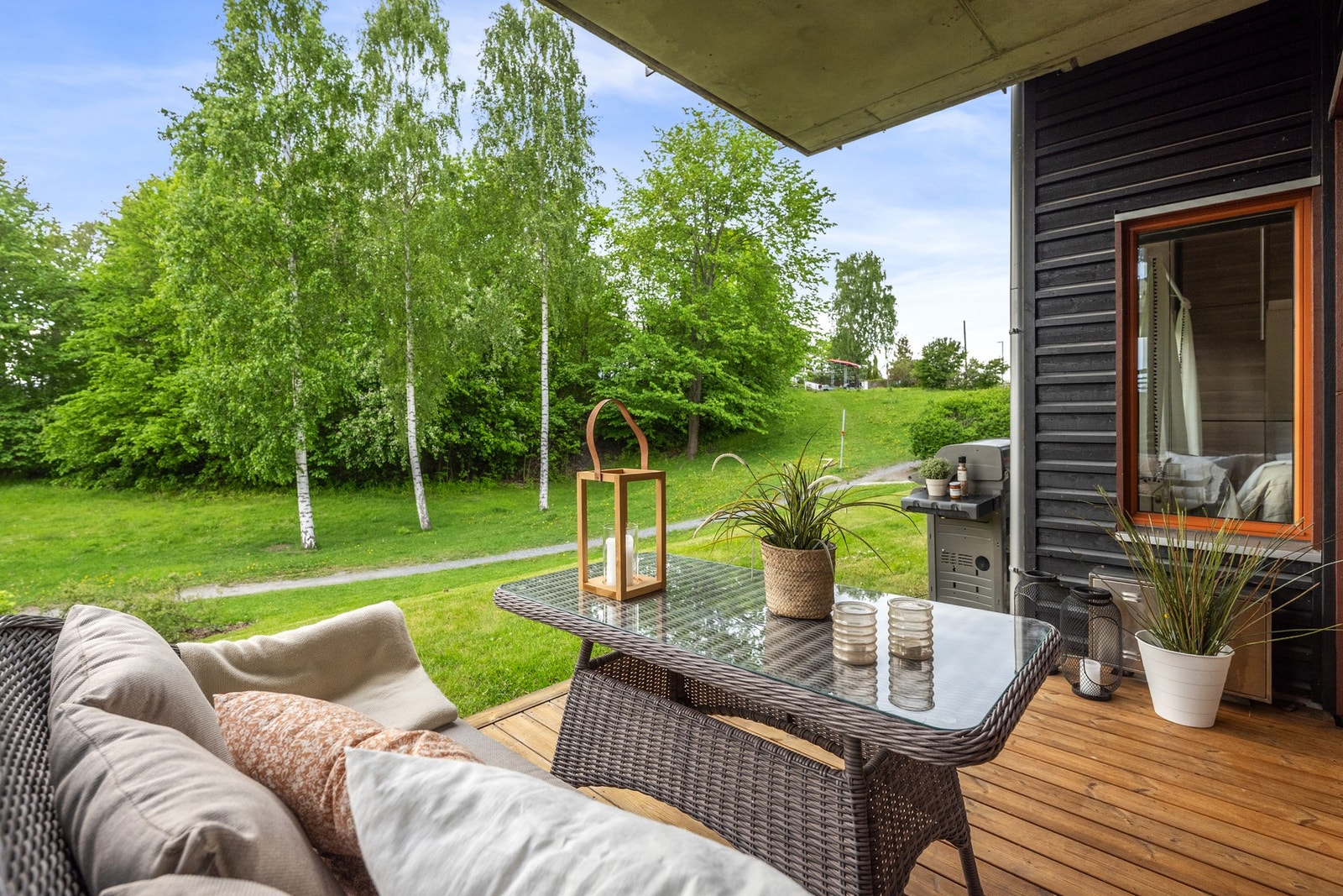 Overbygd, vestvendt terrasse med sol fra cirka kl 13 til solnedgang Galleribilde