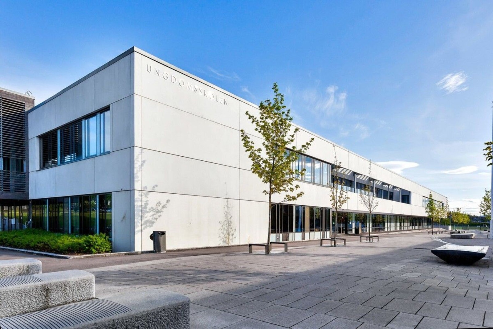 Fra leiligheten er det kort avstand til Hundsund bad, samt Hundsund ungdomskole Galleribilde