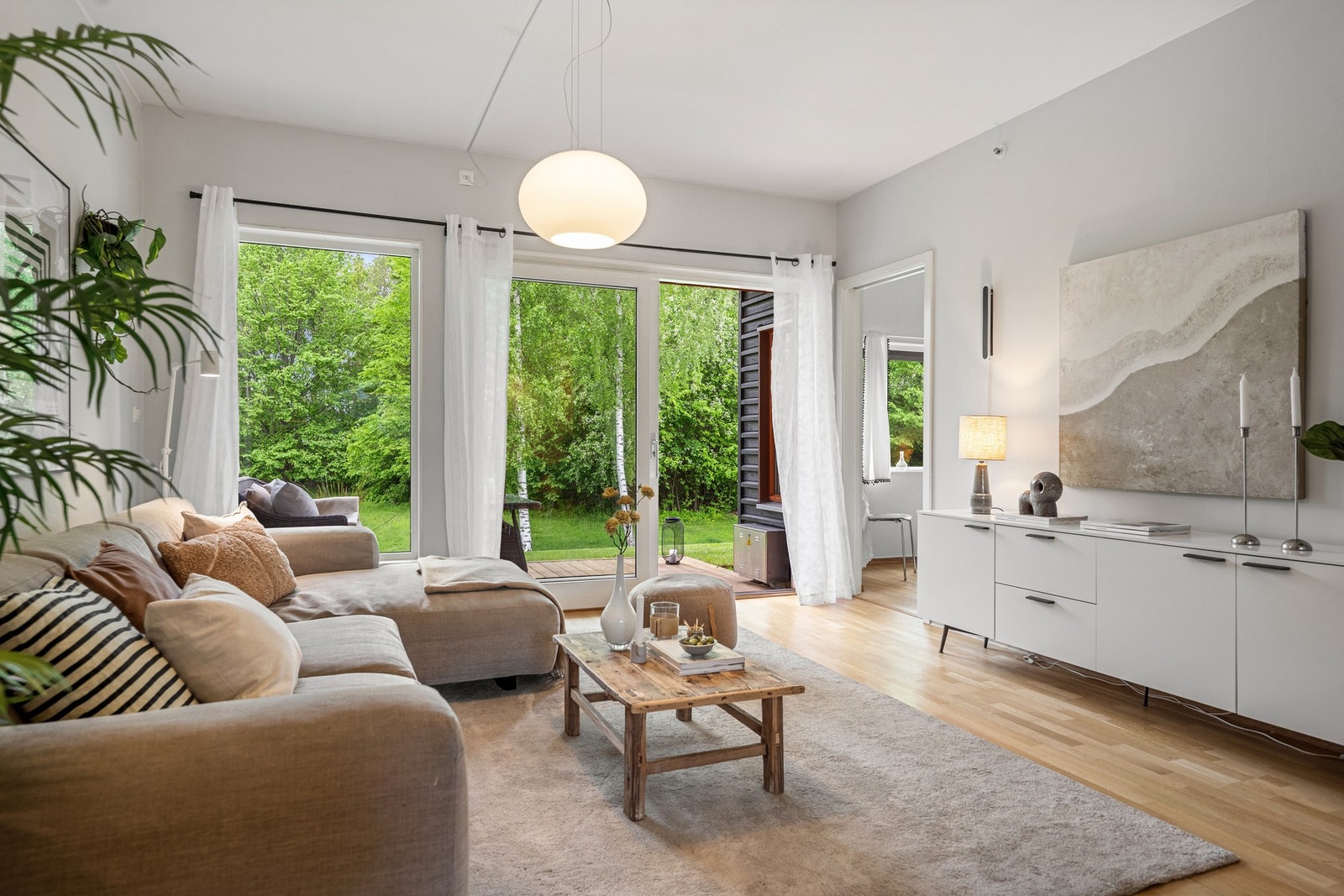 Stuen har god møbleringsfrihet med utgang til terrasseområde Galleribilde