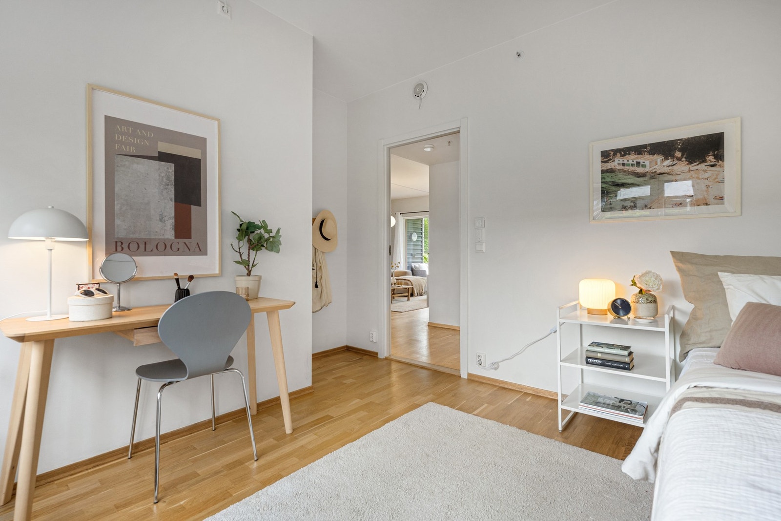 Soverom 2 med plass til seng, garderobe og skrivebord Galleribilde