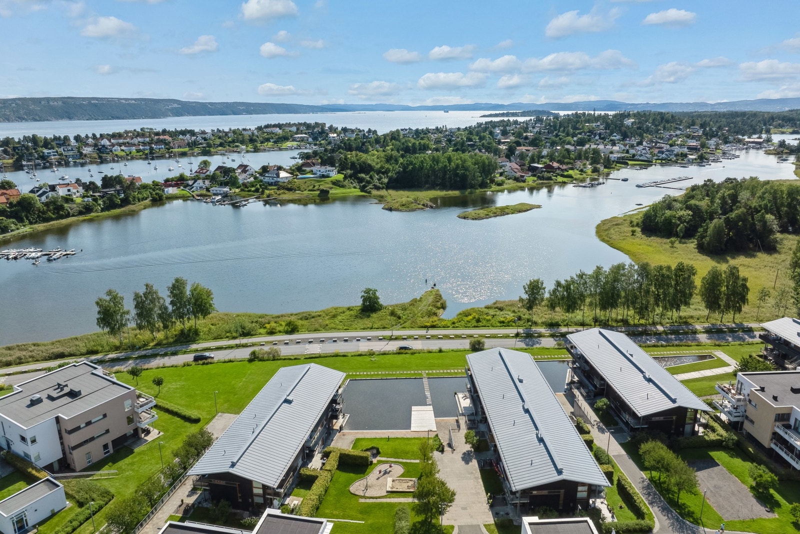 Leiligheten ligger i et idyllisk og sjønært område Galleribilde