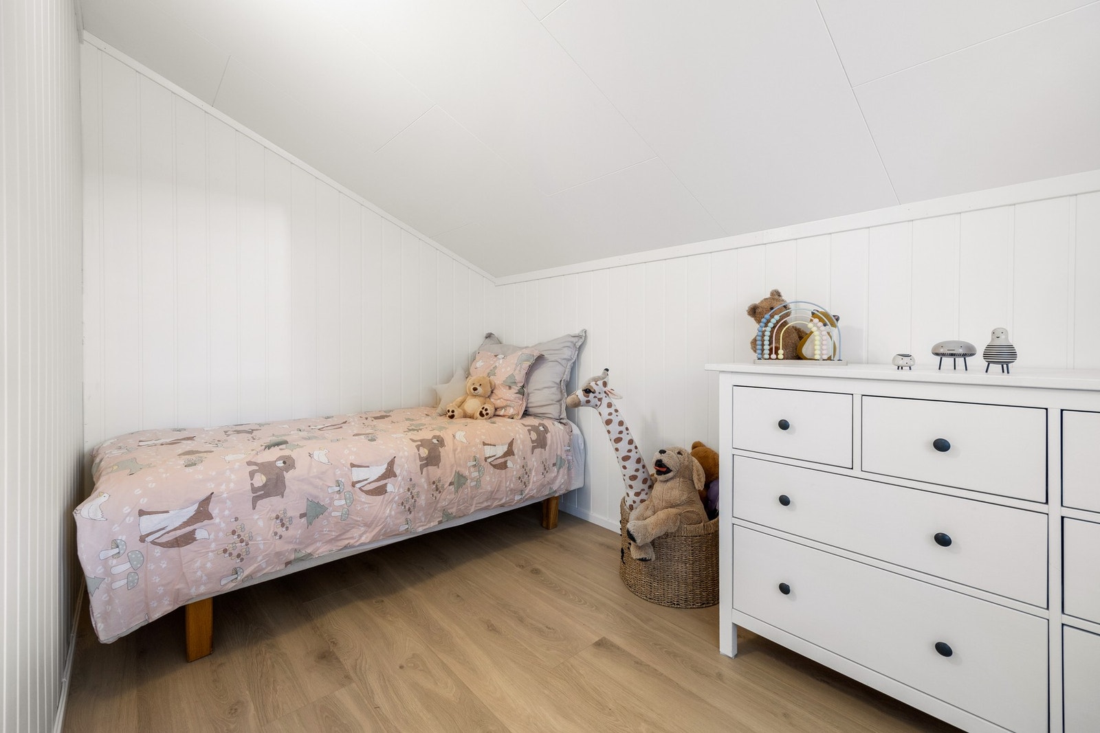 Soverom 2 egner seg godt som gjesteværelse, barnerom eller kontor, og har malte veggflater og laminatgulv. Galleribilde