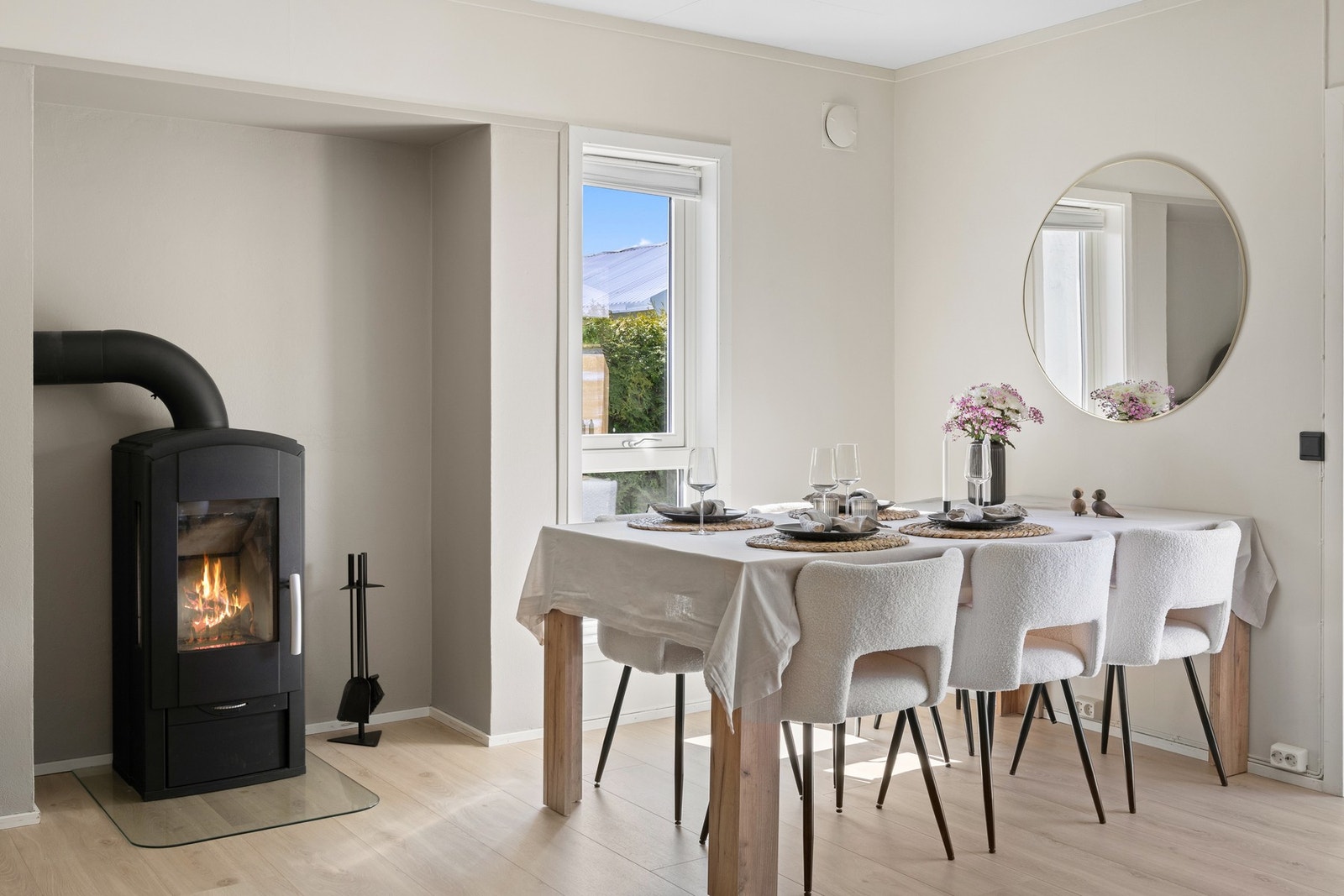 Den stilrene peisovnen, installert i 2025, gir både god varme og en lun atmosfære på kjølige dager. Galleribilde