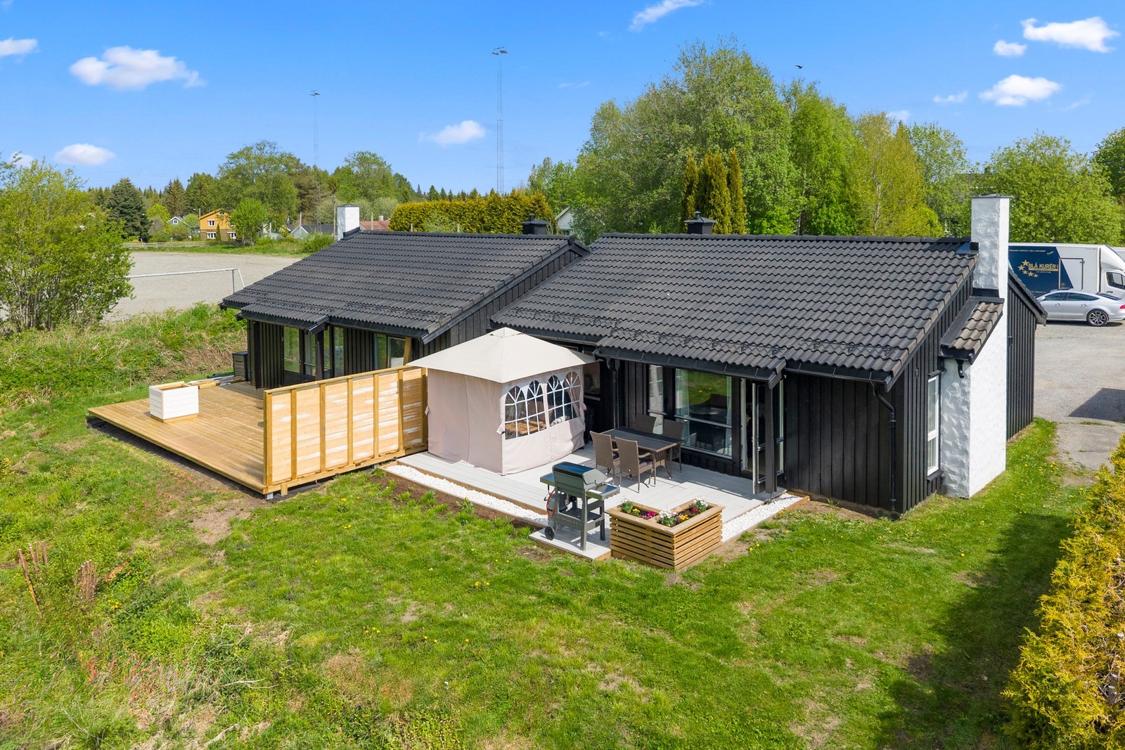 Hver seksjon disponerer naturlig del av uteområdet utenfor egen bolig. Galleribilde
