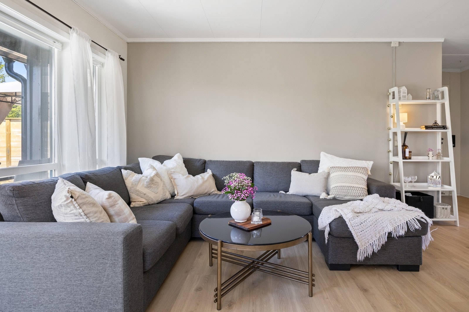 Stuen har god plass til både sofagruppe og spiseplass. Galleribilde