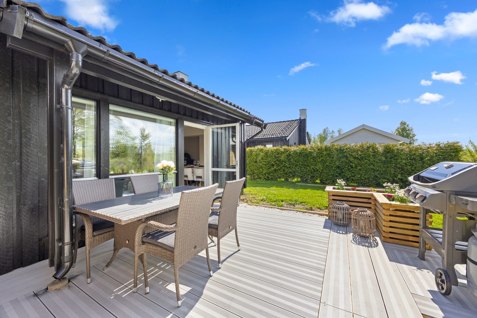Fra stuen er det utgang til en stor og solrik markterrasse på hele ca. 23 kvm, oppført i 2025. Galleribilde