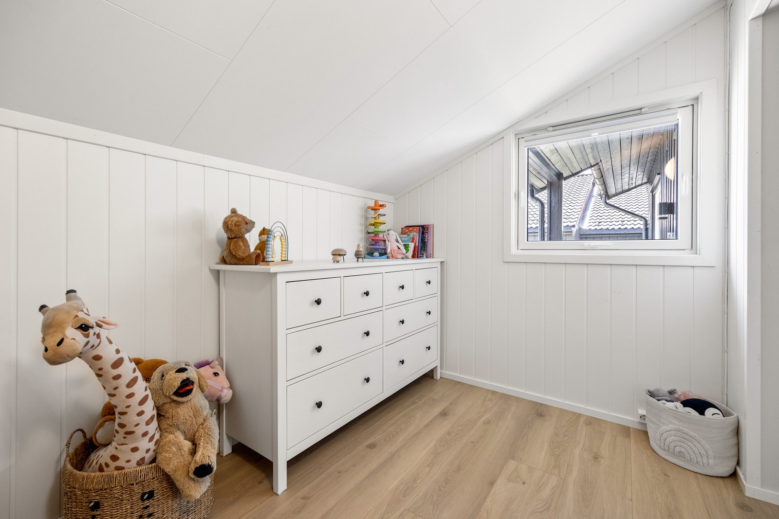 Stort vindu gir godt lysinnslipp. Galleribilde
