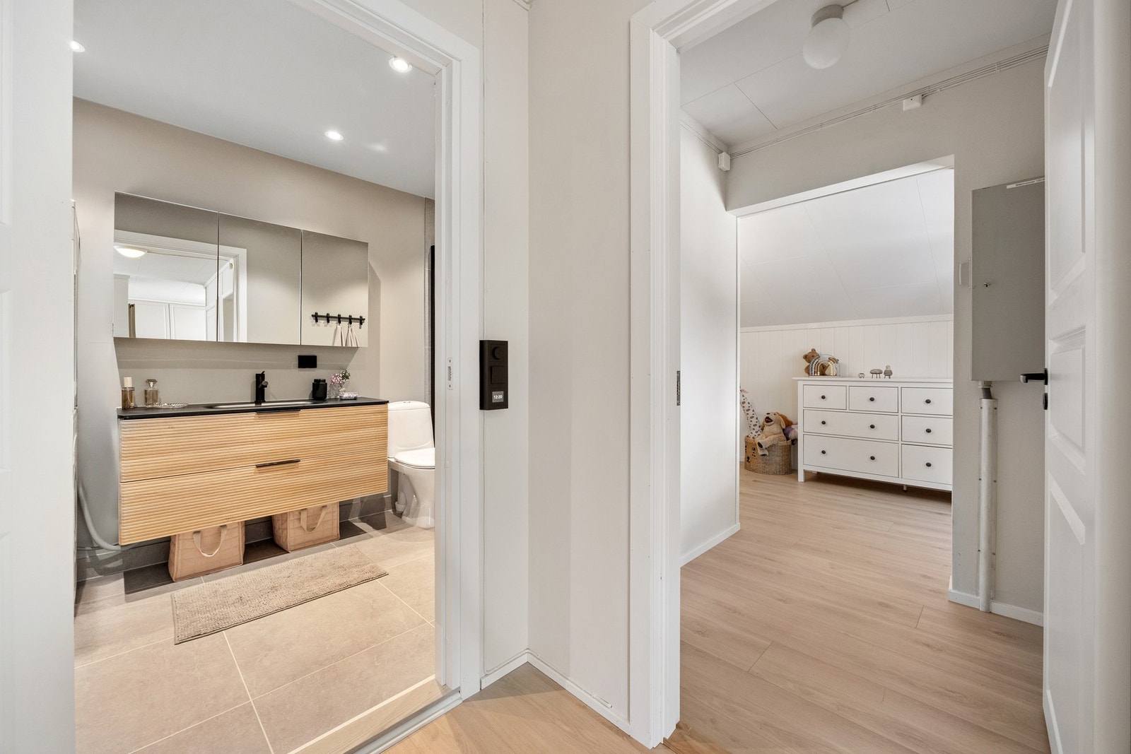 Gang inn mot soverom og bad. Galleribilde