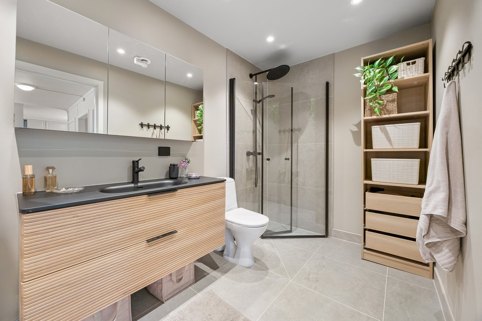 Badet ble pusset opp i 2026 og fremstår smakfullt og moderne. Armaturer og detaljer er utført i moderne sort design, og himlingen er utstyrt med downlights. Galleribilde