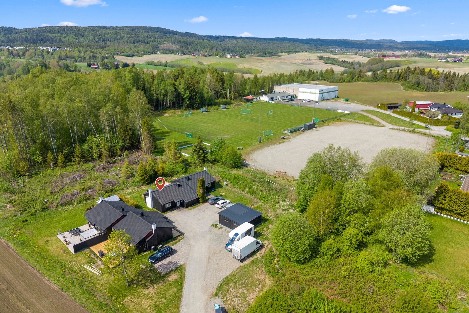 Sameiet har i tillegg en romslig felles gårdsplass med gode parkeringsmuligheter for seksjonseierne. Galleribilde