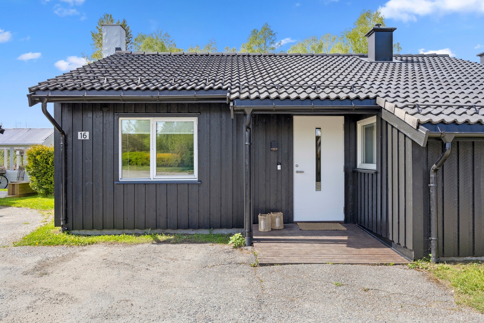 Ved inngangspartiet er det etablert en hyggelig terrasse på ca. 4 kvm. Galleribilde