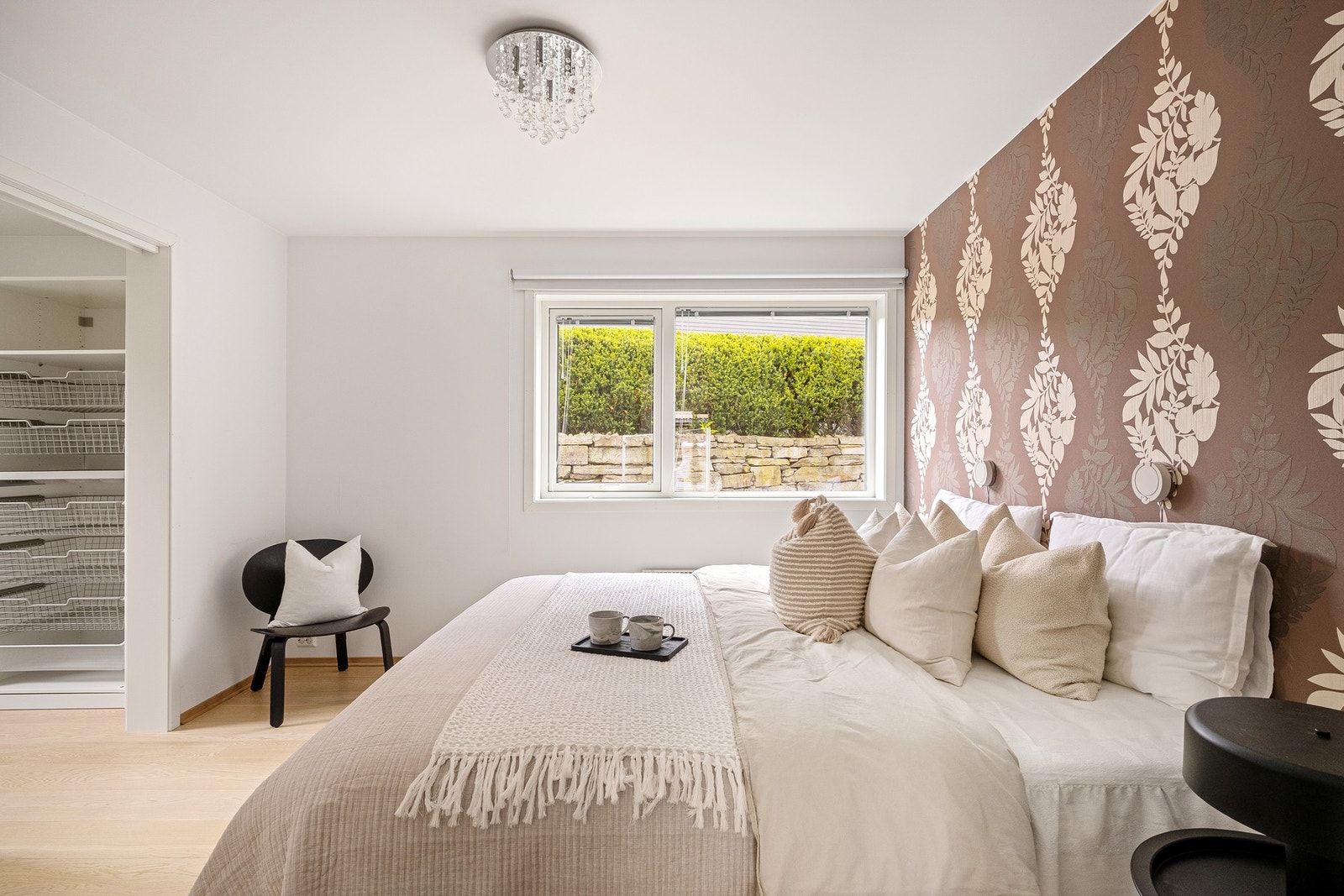 Romslig hovedsoverom med walk-in garderobe. Galleribilde