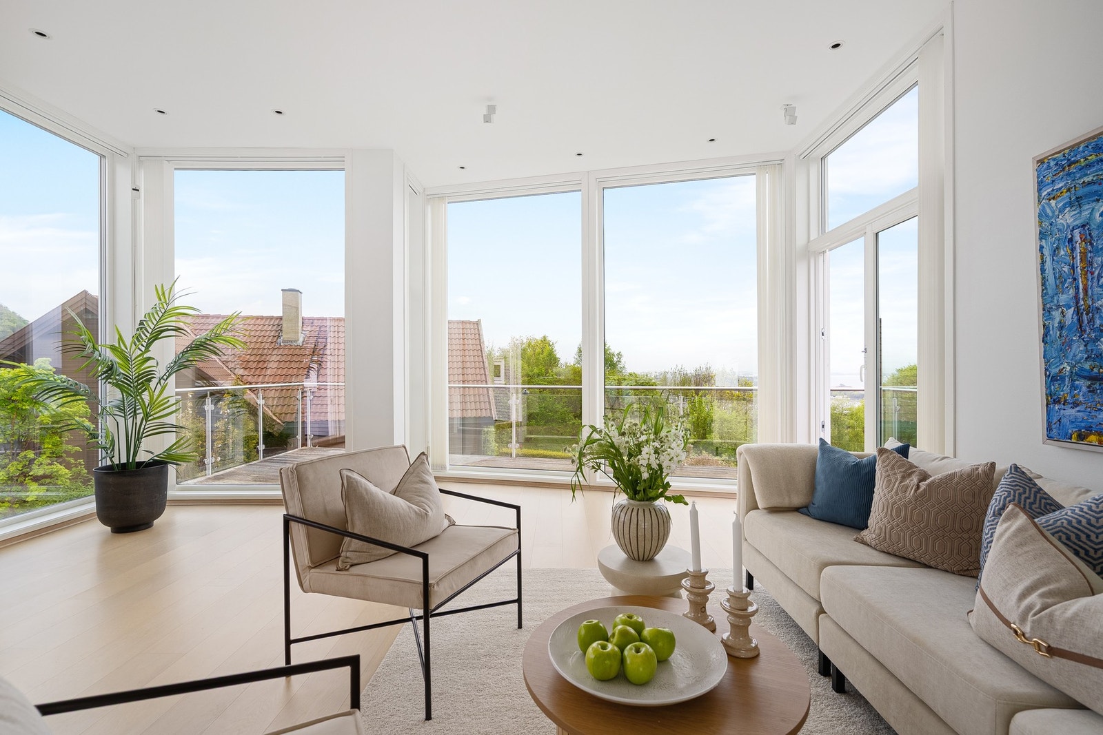 Stuen er romslig med store vindusflater som sikrer rikelig med naturlig lysinnslipp. Galleribilde