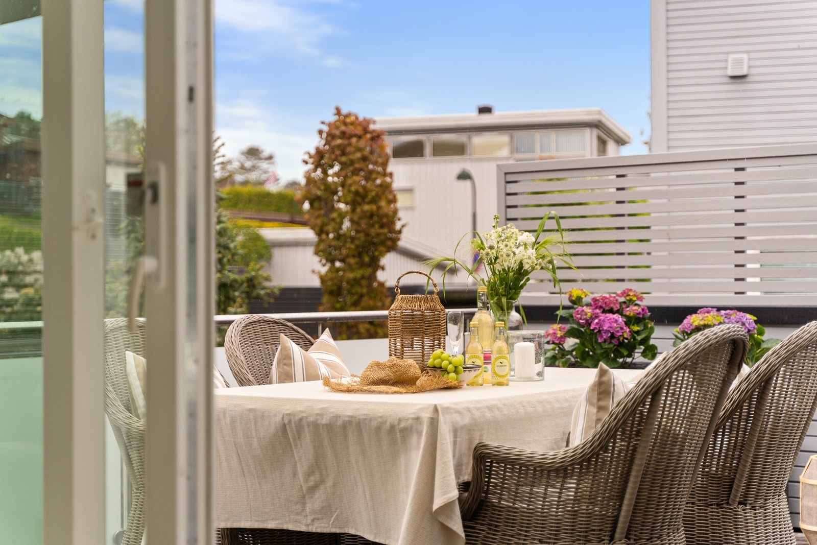 Stor takterrasse med direkte utgang fra kjøkken. Galleribilde