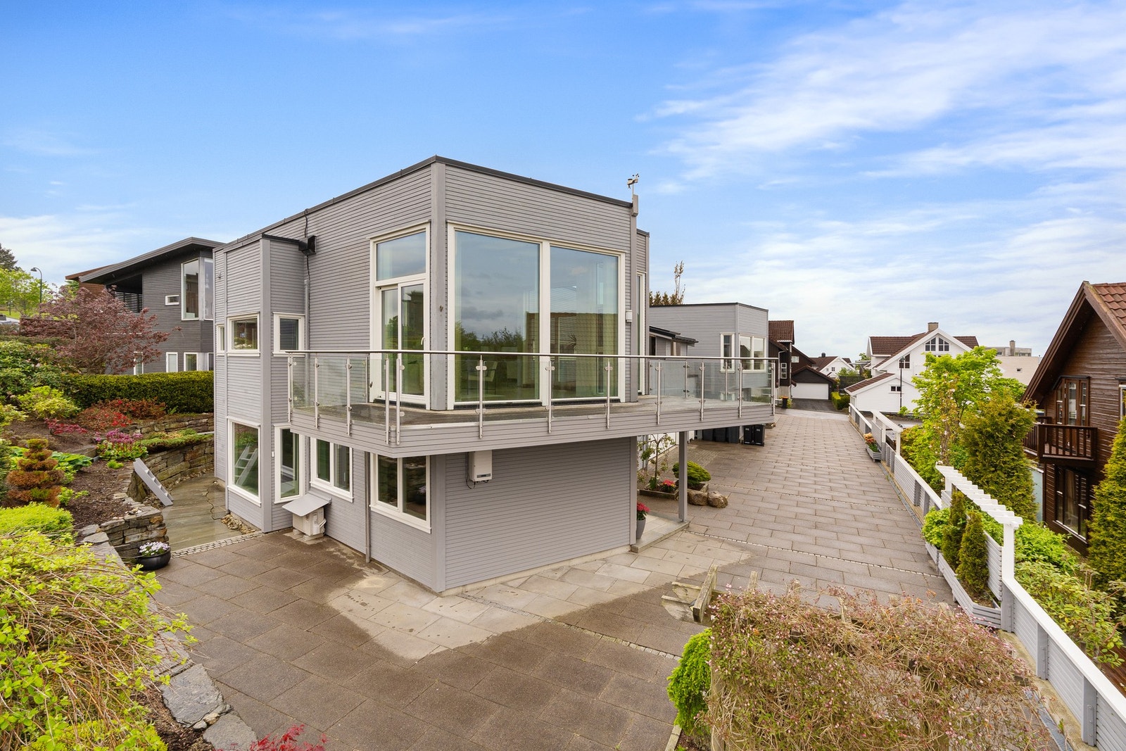 Velkommen til en lekker familievennlig bolig, med gjennomgående god standard. Galleribilde