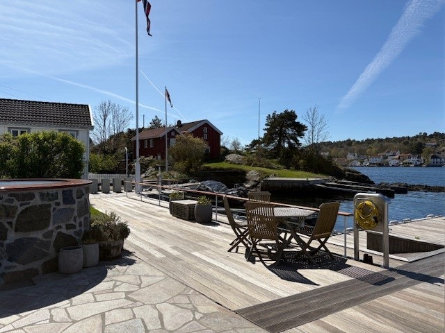 Brygge med skifer og tredekke. Galleribilde