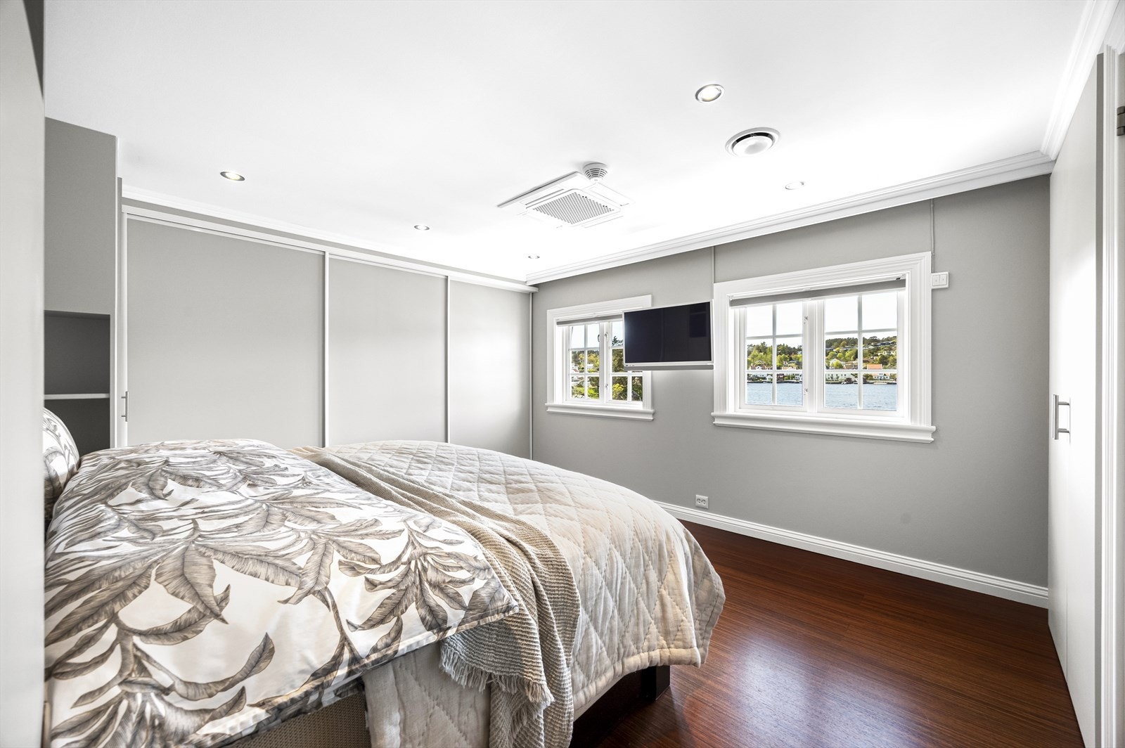 Hovedsoverom er stort og romslig og er innredet som egen mastersuite (tidligere 2 soverom) med romslig walk-in garderobe og tilliggende alkover. Galleribilde