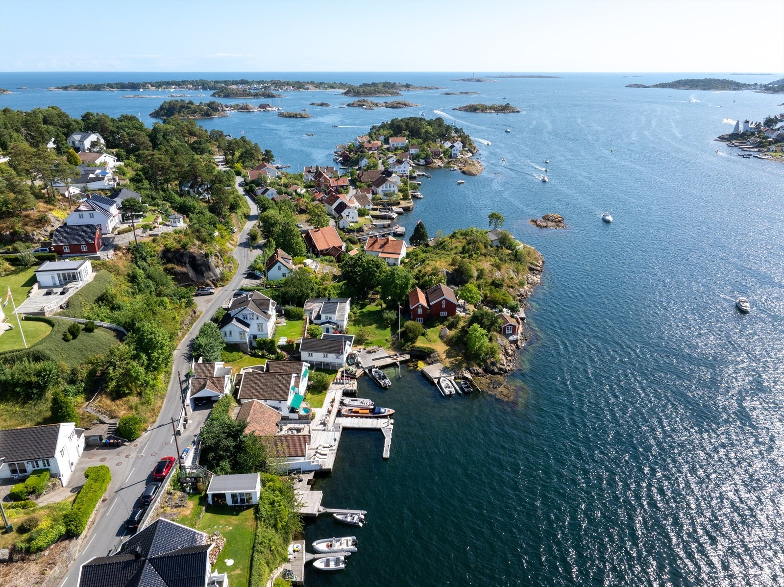 I umiddelbar nærhet finner med gamle idylliske uthavner som Torjusholmen, Merdø, Gjessøya og Hove som ligger kun en kort båttur unna, enten i egen båt eller med de lokale fergene. Galleribilde