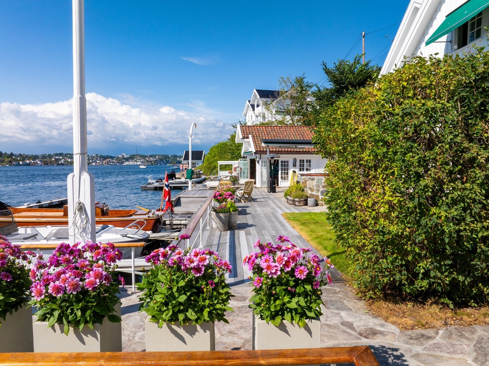 Praktufull utsikt over Galtesund med innseilingen til Arendal og Arendal by. Galleribilde