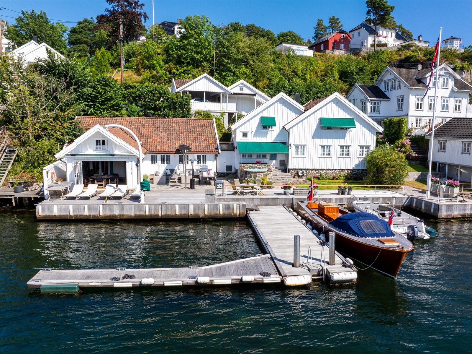 Stort bryggeanlegg med dypvannsbrygge og plass til flere båter. Galleribilde