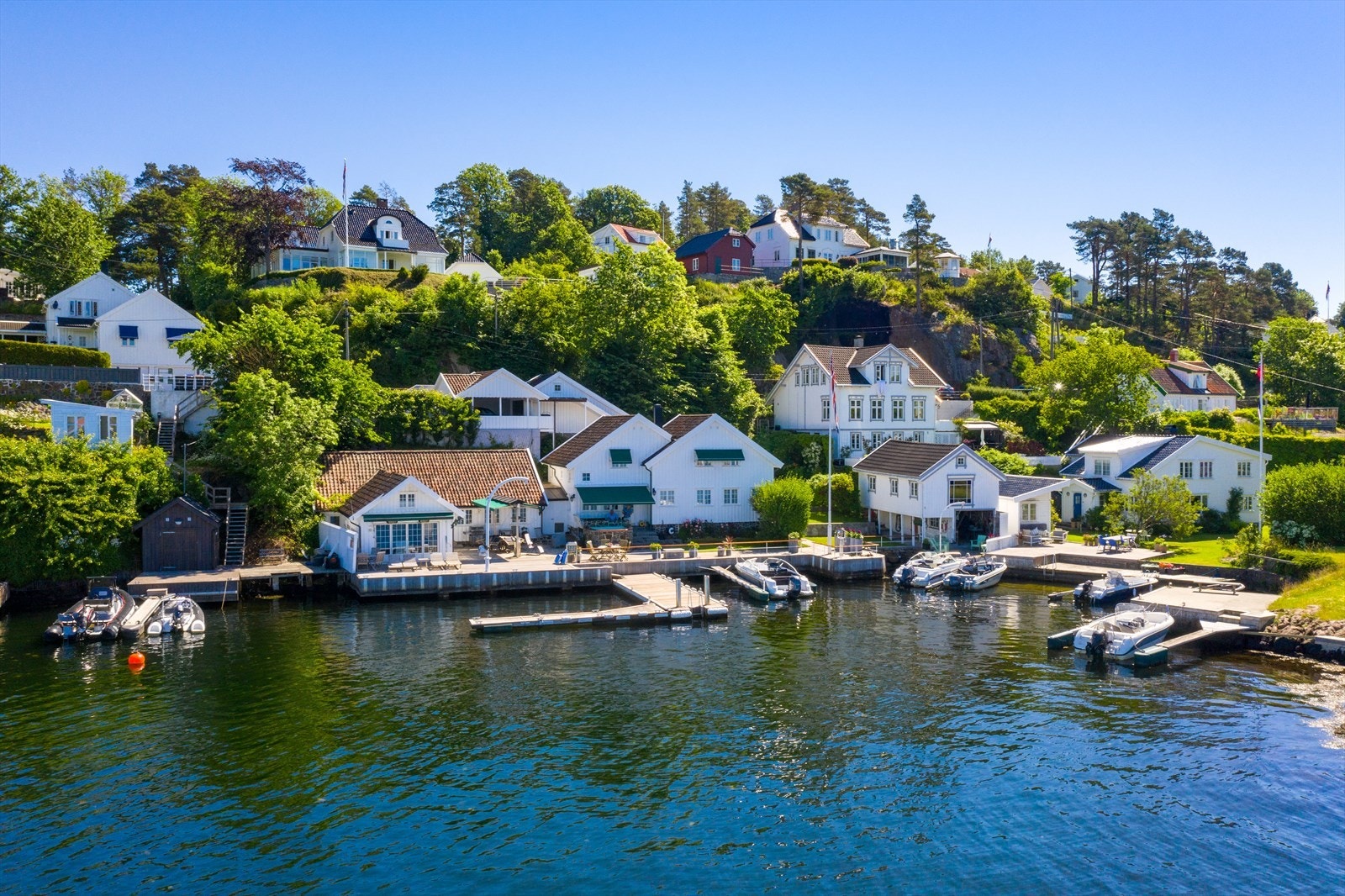 Området består hovedsakelig av tradisjonell sørlandsbebyggelse, hovedsakelig helårsboliger, men også til fritidsbruk. Galleribilde