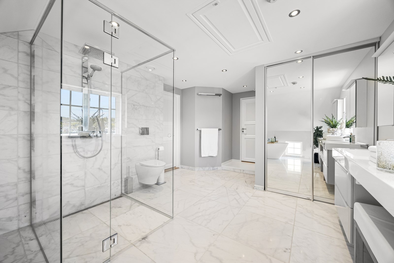 Hovedbad og vaskerom ble totalrenovert i 2017. Badet er stort og romslig og har høy standard med marmorflis, stor dusjnisje i glass, vegghengt toalett, dobbel servantinnredning og badekar. Galleribilde