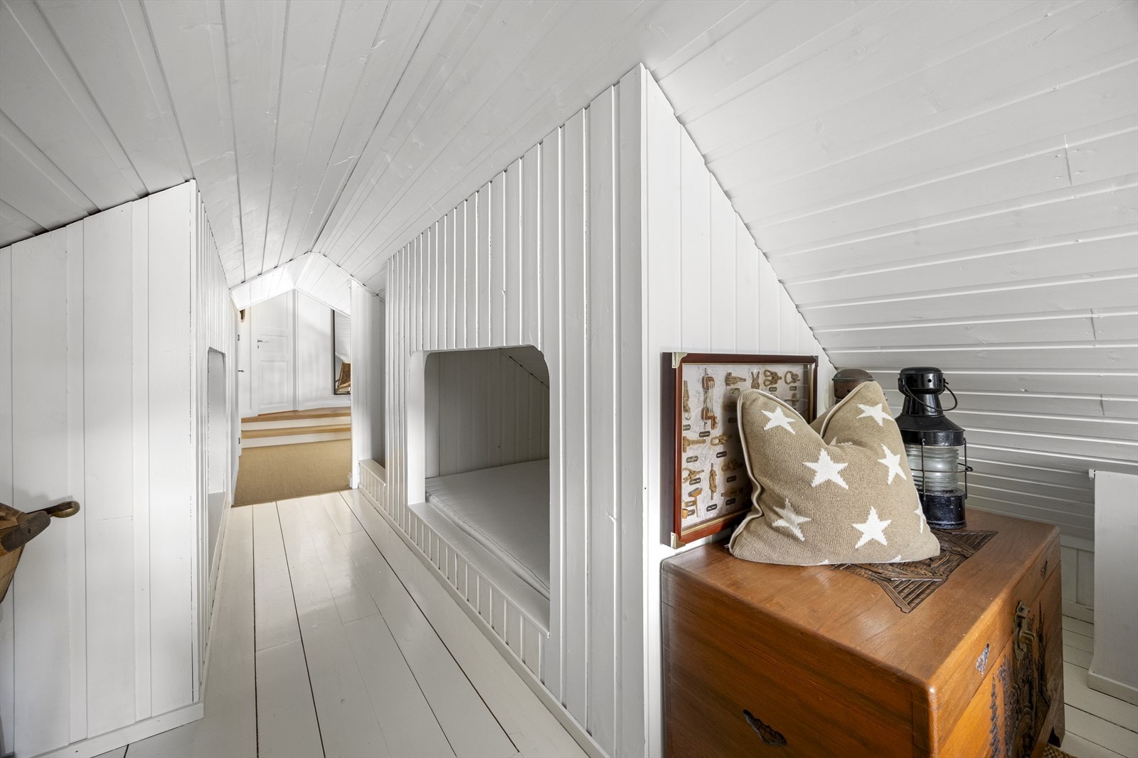 Lofstuen har også plassbygde alkover. Galleribilde